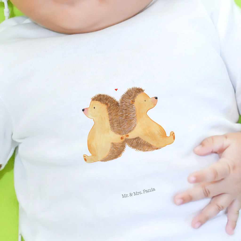 Organic Baby Shirt Igel händchenhaltend Baby T-Shirt, Jungen Baby T-Shirt, Mädchen Baby T-Shirt, Shirt, Liebe, Partner, Freund, Freundin, Ehemann, Ehefrau, Heiraten, Verlobung, Heiratsantrag, Liebesgeschenk, Jahrestag, Hocheitstag, Igel, Igelliebe, Hand in Hand, Liebesbeweis, große Liebe, Liebesbotschaft, Hochzeit, Lieblingsmensch, Gemeinsamkeit, Love, Geschenk für zwei