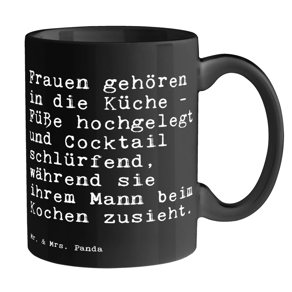 Tasse Sprüche und Zitate Frauen gehören in die Küche - Füße hochgelegt und Cocktail schlürfend, während sie ihrem Mann beim Kochen zusieht. Tasse, Kaffeetasse, Teetasse, Becher, Kaffeebecher, Teebecher, Keramiktasse, Porzellantasse, Büro Tasse, Geschenk Tasse, Tasse Sprüche, Tasse Motive, Kaffeetassen, Tasse bedrucken, Designer Tasse, Cappuccino Tassen, Schöne Teetassen, Spruch, Sprüche, lustige Sprüche, Weisheiten, Zitate, Spruch Geschenke, Spruch Sprüche Weisheiten Zitate Lustig Weisheit Worte