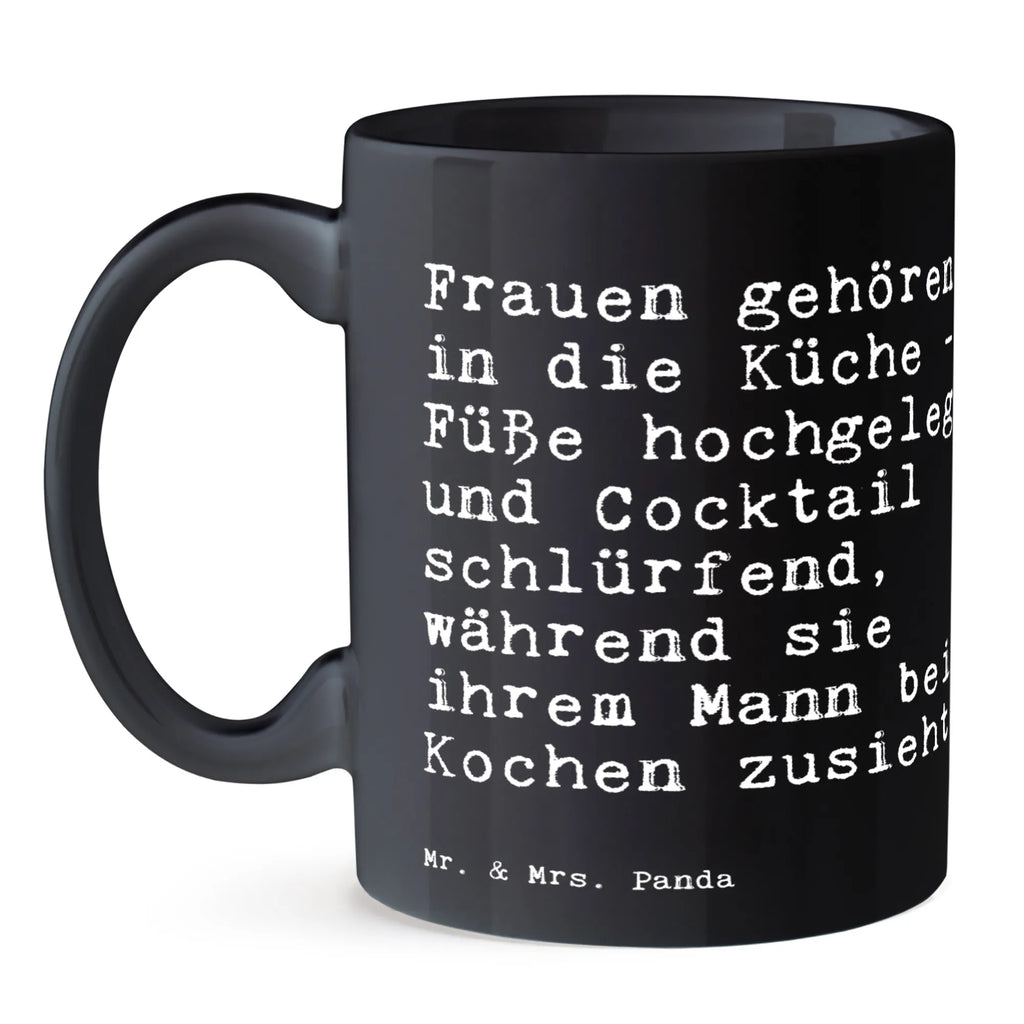 Tasse Sprüche und Zitate Frauen gehören in die Küche - Füße hochgelegt und Cocktail schlürfend, während sie ihrem Mann beim Kochen zusieht. Tasse, Kaffeetasse, Teetasse, Becher, Kaffeebecher, Teebecher, Keramiktasse, Porzellantasse, Büro Tasse, Geschenk Tasse, Tasse Sprüche, Tasse Motive, Kaffeetassen, Tasse bedrucken, Designer Tasse, Cappuccino Tassen, Schöne Teetassen, Spruch, Sprüche, lustige Sprüche, Weisheiten, Zitate, Spruch Geschenke, Spruch Sprüche Weisheiten Zitate Lustig Weisheit Worte