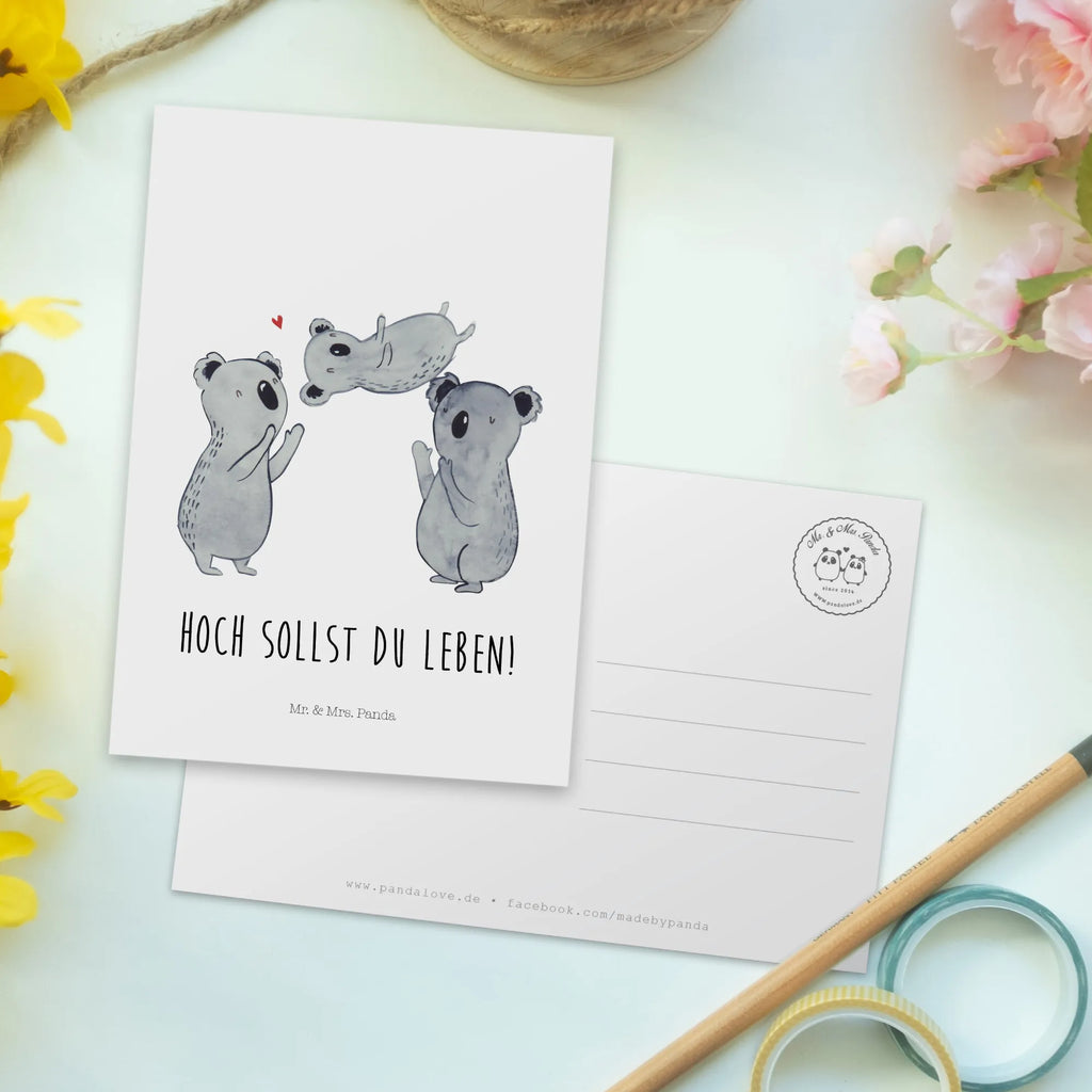 Postkarte Koalas Feiern Postkarte, Karte, Geschenkkarte, Grußkarte, Einladung, Ansichtskarte, Geburtstagskarte, Einladungskarte, Dankeskarte, Ansichtskarten, Einladung Geburtstag, Einladungskarten Geburtstag, Geburtstag, Geburtstagsgeschenk, Geschenk, Koala, Familie, Kind, Eltern, Herz, Liebe