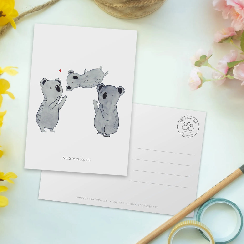 Postkarte Koalas Feiern Postkarte, Karte, Geschenkkarte, Grußkarte, Einladung, Ansichtskarte, Geburtstagskarte, Einladungskarte, Dankeskarte, Ansichtskarten, Einladung Geburtstag, Einladungskarten Geburtstag, Geburtstag, Geburtstagsgeschenk, Geschenk, Koala, Familie, Kind, Eltern, Herz, Liebe