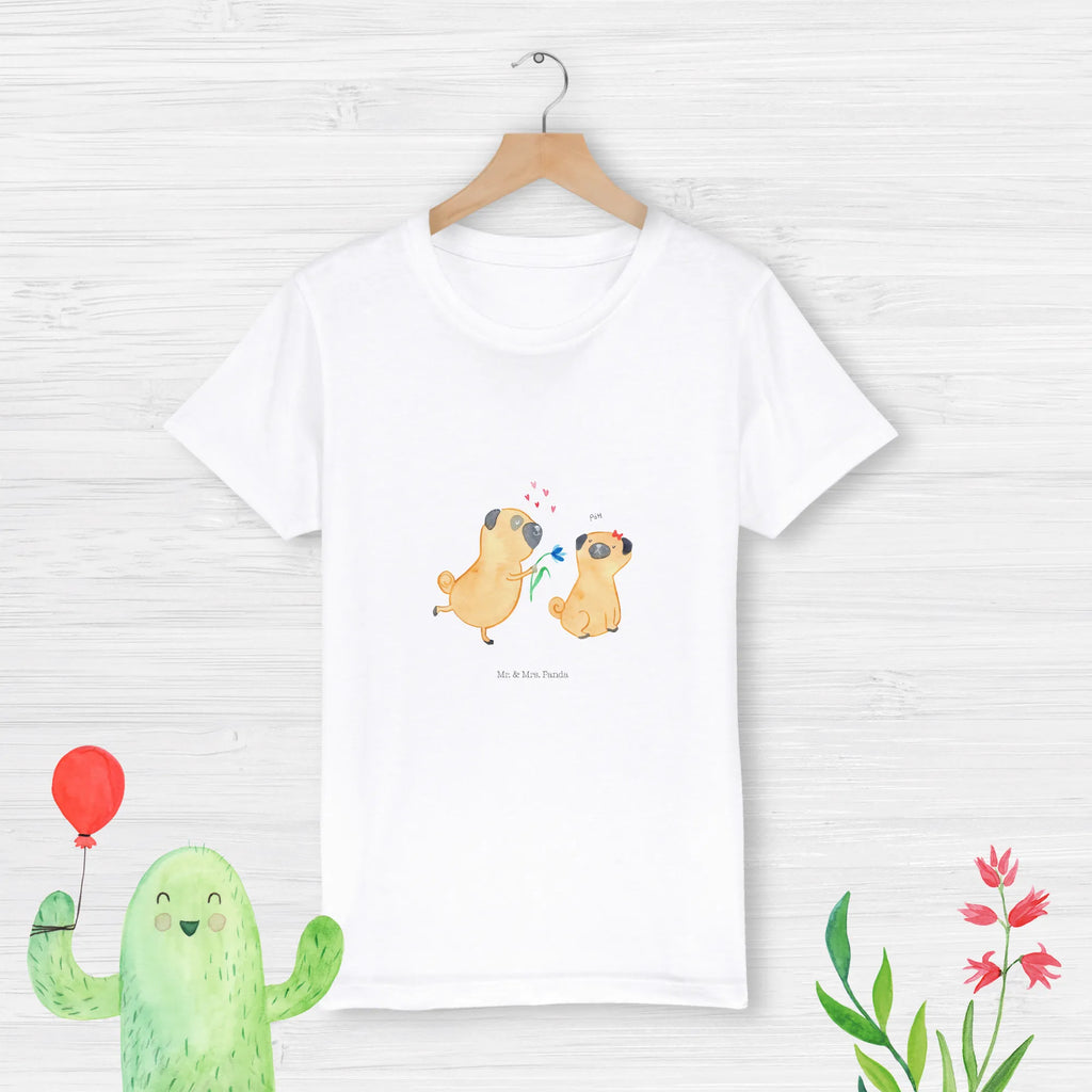 Organic Kinder T-Shirt Mops Verliebt Kinder T-Shirt, Kinder T-Shirt Mädchen, Kinder T-Shirt Jungen, Hund, Hundemotiv, Haustier, Hunderasse, Tierliebhaber, Hundebesitzer, Sprüche, Mops, Möpse, Hundeliebe, verliebt, Liebe, Liebesspruch. Verlobt, Geschenk Freund, Partner