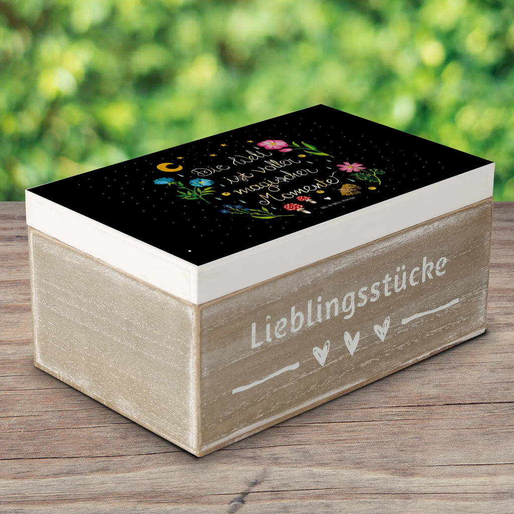 Holzkiste Magische Welt Holzkiste, Kiste, Schatzkiste, Truhe, Schatulle, XXL, Erinnerungsbox, Erinnerungskiste, Dekokiste, Aufbewahrungsbox, Geschenkbox, Geschenkdose, Blumen Deko, Frühlings Deko, Sommer Deko, Dekoration, positive Botschaft, Naturliebhaber, Outdoor, Natur, Abenteuer, Magische Momente, Spruch schön, Spruch positiv, Motivation, schwarz, magisch, Blumen, Nacht, Weisheit