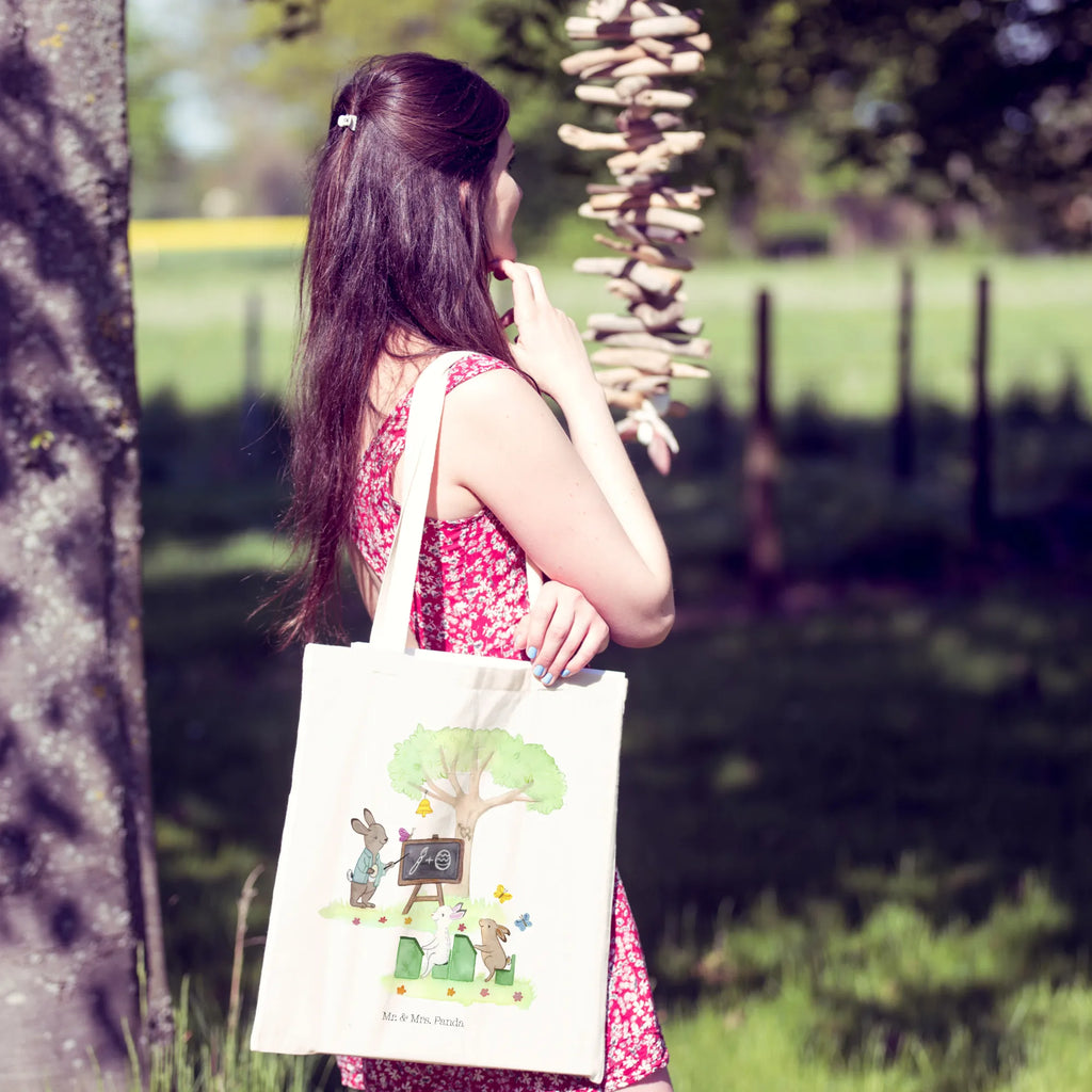 Tragetasche Hasenschule Beuteltasche, Beutel, Einkaufstasche, Jutebeutel, Stoffbeutel, Tasche, Shopper, Umhängetasche, Strandtasche, Schultertasche, Stofftasche, Tragetasche, Badetasche, Jutetasche, Einkaufstüte, Laptoptasche, Ostern, Osterhase, Ostergeschenke, Osternest, Osterdeko, Geschenke zu Ostern, Ostern Geschenk, Ostergeschenke Kinder, Ostern Kinder