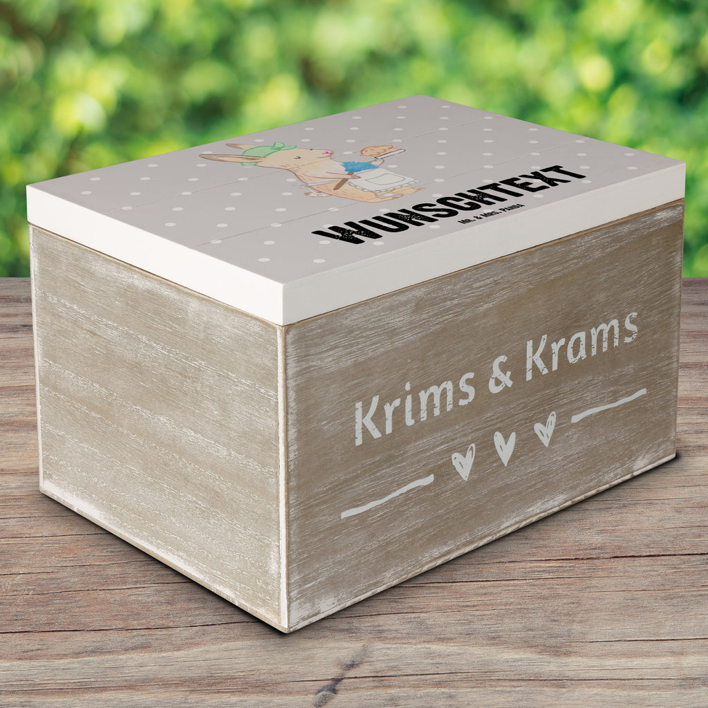 Personalisierte Holzkiste Haushaltshilfe Herz Holzkiste mit Namen, Kiste mit Namen, Schatzkiste mit Namen, Truhe mit Namen, Schatulle mit Namen, Erinnerungsbox mit Namen, Erinnerungskiste, mit Namen, Dekokiste mit Namen, Aufbewahrungsbox mit Namen, Holzkiste Personalisiert, Kiste Personalisiert, Schatzkiste Personalisiert, Truhe Personalisiert, Schatulle Personalisiert, Erinnerungsbox Personalisiert, Erinnerungskiste Personalisiert, Dekokiste Personalisiert, Aufbewahrungsbox Personalisiert, Geschenkbox personalisiert, GEschenkdose personalisiert, Beruf, Ausbildung, Jubiläum, Abschied, Rente, Kollege, Kollegin, Geschenk, Schenken, Arbeitskollege, Mitarbeiter, Firma, Danke, Dankeschön, Haushaltshilfe, Putzfrau, Reinigungskraft