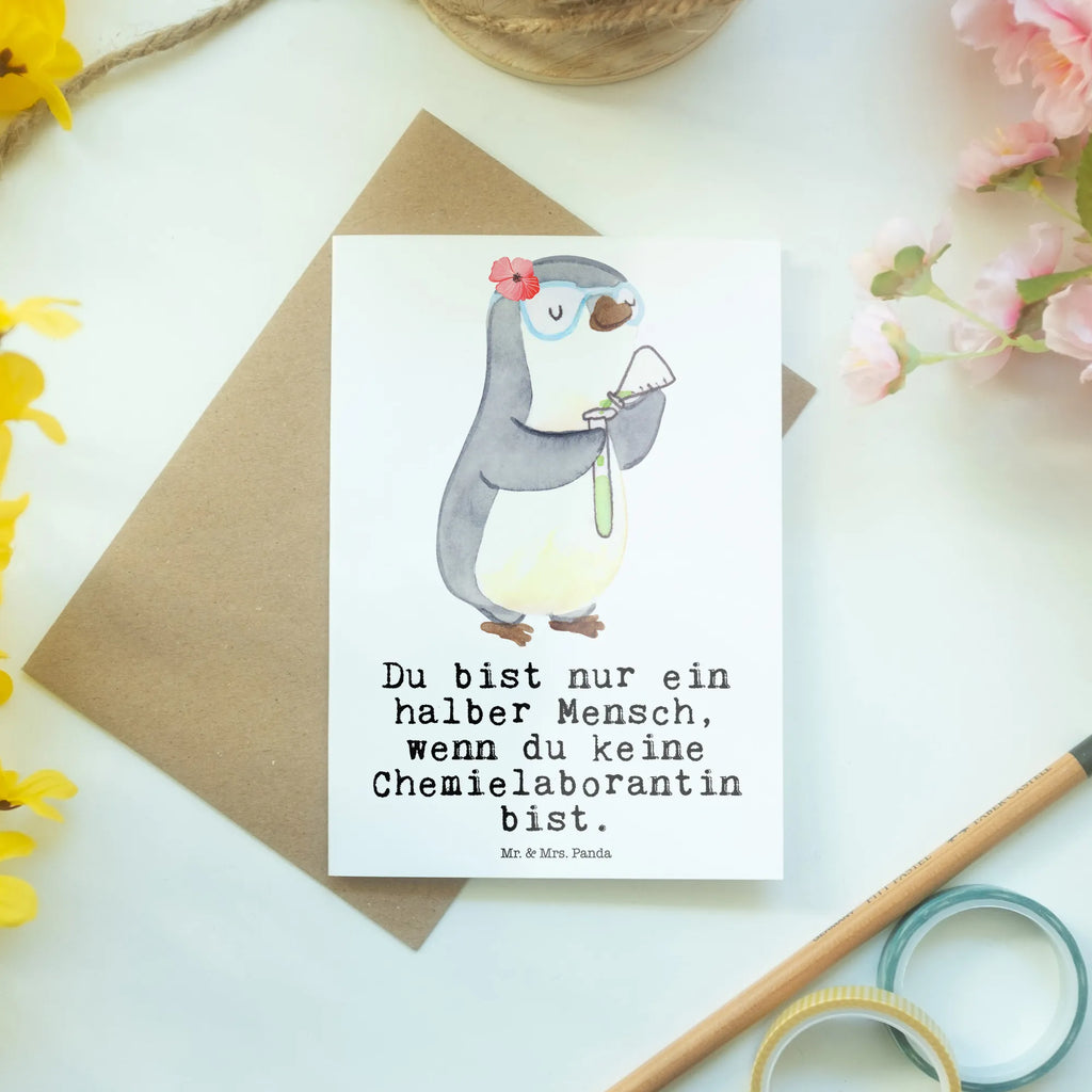 Grußkarte Chemielaborantin mit Herz Grußkarte, Klappkarte, Einladungskarte, Glückwunschkarte, Hochzeitskarte, Geburtstagskarte, Karte, Ansichtskarten, Beruf, Ausbildung, Jubiläum, Abschied, Rente, Kollege, Kollegin, Geschenk, Schenken, Arbeitskollege, Mitarbeiter, Firma, Danke, Dankeschön, Chemikerin, Chemielaborantin, Naturwissenschaftlerin, Labor, Studium, Forschung, Wissenschaftlerin