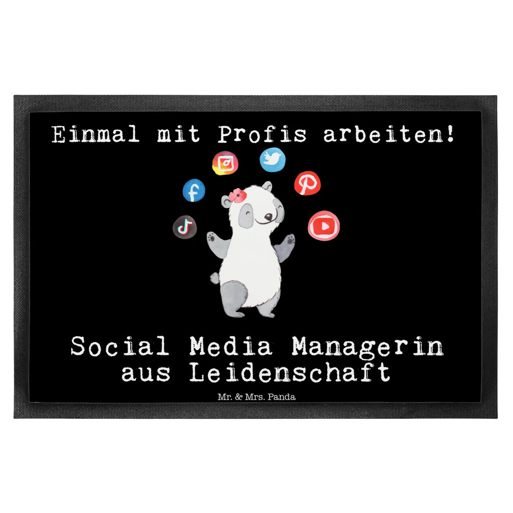 Fußmatte Social Media Managerin aus Leidenschaft Türvorleger, Schmutzmatte, Fußabtreter, Matte, Schmutzfänger, Fußabstreifer, Schmutzfangmatte, Türmatte, Motivfußmatte, Haustürmatte, Vorleger, Fussmatten, Fußmatten, Gummimatte, Fußmatte außen, Fußmatte innen, Fussmatten online, Gummi Matte, Sauberlaufmatte, Fußmatte waschbar, Fußmatte outdoor, Schmutzfangmatte waschbar, Eingangsteppich, Fußabstreifer außen, Fußabtreter außen, Schmutzfangteppich, Fußmatte außen wetterfest, Beruf, Ausbildung, Jubiläum, Abschied, Rente, Kollege, Kollegin, Geschenk, Schenken, Arbeitskollege, Mitarbeiter, Firma, Danke, Dankeschön