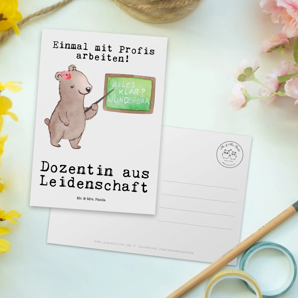 Postkarte Dozentin aus Leidenschaft Postkarte, Karte, Geschenkkarte, Grußkarte, Einladung, Ansichtskarte, Geburtstagskarte, Einladungskarte, Dankeskarte, Ansichtskarten, Einladung Geburtstag, Einladungskarten Geburtstag, Beruf, Ausbildung, Jubiläum, Abschied, Rente, Kollege, Kollegin, Geschenk, Schenken, Arbeitskollege, Mitarbeiter, Firma, Danke, Dankeschön, Dozentin, Professorin, Universität, Vorlesung, Tutorin, Akademikerin, Uni, Unterricht