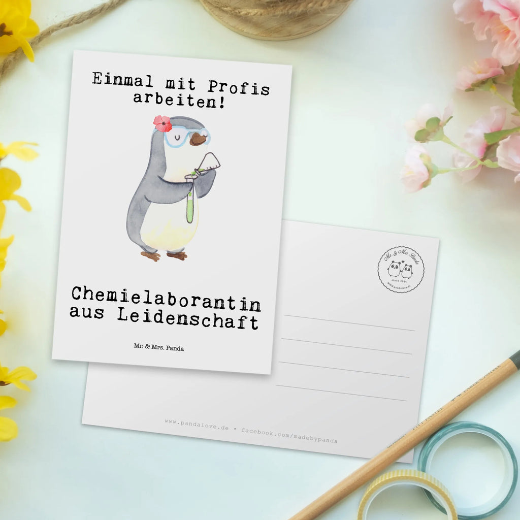 Postkarte Chemielaborantin aus Leidenschaft Postkarte, Karte, Geschenkkarte, Grußkarte, Einladung, Ansichtskarte, Geburtstagskarte, Einladungskarte, Dankeskarte, Ansichtskarten, Einladung Geburtstag, Einladungskarten Geburtstag, Beruf, Ausbildung, Jubiläum, Abschied, Rente, Kollege, Kollegin, Geschenk, Schenken, Arbeitskollege, Mitarbeiter, Firma, Danke, Dankeschön, Chemikerin, Chemielaborantin, Naturwissenschaftlerin, Labor, Studium, Forschung, Wissenschaftlerin