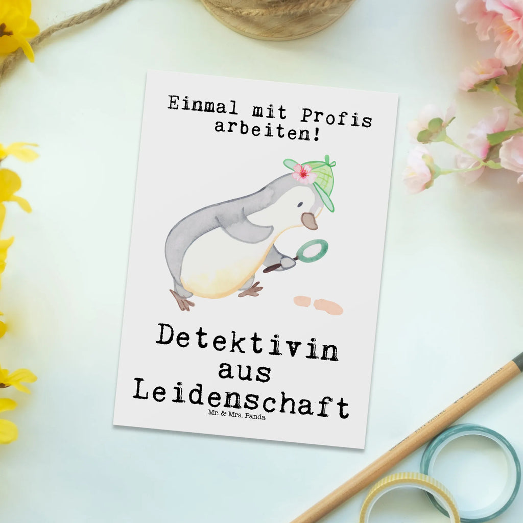 Postkarte Detektivin aus Leidenschaft Postkarte, Karte, Geschenkkarte, Grußkarte, Einladung, Ansichtskarte, Geburtstagskarte, Einladungskarte, Dankeskarte, Ansichtskarten, Einladung Geburtstag, Einladungskarten Geburtstag, Beruf, Ausbildung, Jubiläum, Abschied, Rente, Kollege, Kollegin, Geschenk, Schenken, Arbeitskollege, Mitarbeiter, Firma, Danke, Dankeschön, Detektivin, Ermittlerin, Agentin, Privatdetektei, Berufsdetektivin, Wirtschaftsdetektei, Detektivausbildung, Spurensuche