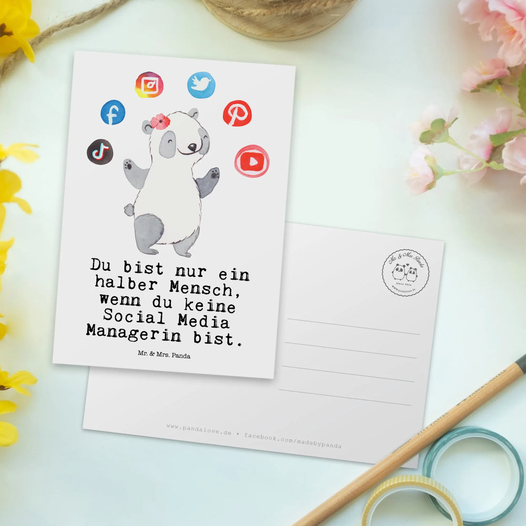 Postkarte Social Media Managerin mit Herz Postkarte, Karte, Geschenkkarte, Grußkarte, Einladung, Ansichtskarte, Geburtstagskarte, Einladungskarte, Dankeskarte, Ansichtskarten, Einladung Geburtstag, Einladungskarten Geburtstag, Beruf, Ausbildung, Jubiläum, Abschied, Rente, Kollege, Kollegin, Geschenk, Schenken, Arbeitskollege, Mitarbeiter, Firma, Danke, Dankeschön