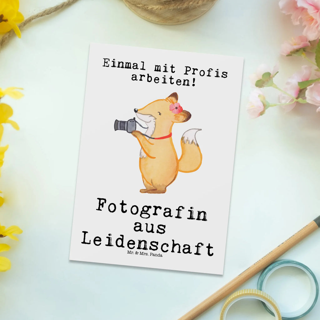 Postkarte Fotografin aus Leidenschaft Postkarte, Karte, Geschenkkarte, Grußkarte, Einladung, Ansichtskarte, Geburtstagskarte, Einladungskarte, Dankeskarte, Ansichtskarten, Einladung Geburtstag, Einladungskarten Geburtstag, Beruf, Ausbildung, Jubiläum, Abschied, Rente, Kollege, Kollegin, Geschenk, Schenken, Arbeitskollege, Mitarbeiter, Firma, Danke, Dankeschön, Fotografin, Fotoreporterin, Hobbyfotografin, Hochzeitsfotografin, Fotografie, Profi Fotografin