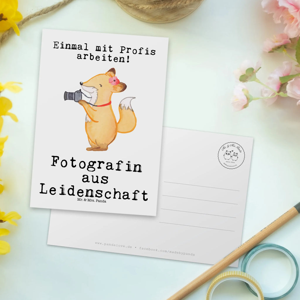 Postkarte Fotografin aus Leidenschaft Postkarte, Karte, Geschenkkarte, Grußkarte, Einladung, Ansichtskarte, Geburtstagskarte, Einladungskarte, Dankeskarte, Ansichtskarten, Einladung Geburtstag, Einladungskarten Geburtstag, Beruf, Ausbildung, Jubiläum, Abschied, Rente, Kollege, Kollegin, Geschenk, Schenken, Arbeitskollege, Mitarbeiter, Firma, Danke, Dankeschön, Fotografin, Fotoreporterin, Hobbyfotografin, Hochzeitsfotografin, Fotografie, Profi Fotografin