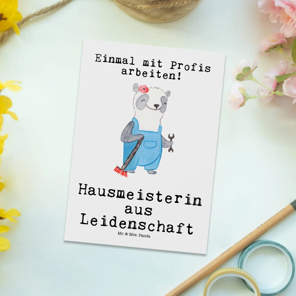 Postkarte Hausmeisterin aus Leidenschaft Postkarte, Karte, Geschenkkarte, Grußkarte, Einladung, Ansichtskarte, Geburtstagskarte, Einladungskarte, Dankeskarte, Ansichtskarten, Einladung Geburtstag, Einladungskarten Geburtstag, Beruf, Ausbildung, Jubiläum, Abschied, Rente, Kollege, Kollegin, Geschenk, Schenken, Arbeitskollege, Mitarbeiter, Firma, Danke, Dankeschön, Hausmeisterin, Concierge, Hausverwalterin, Facility Manager