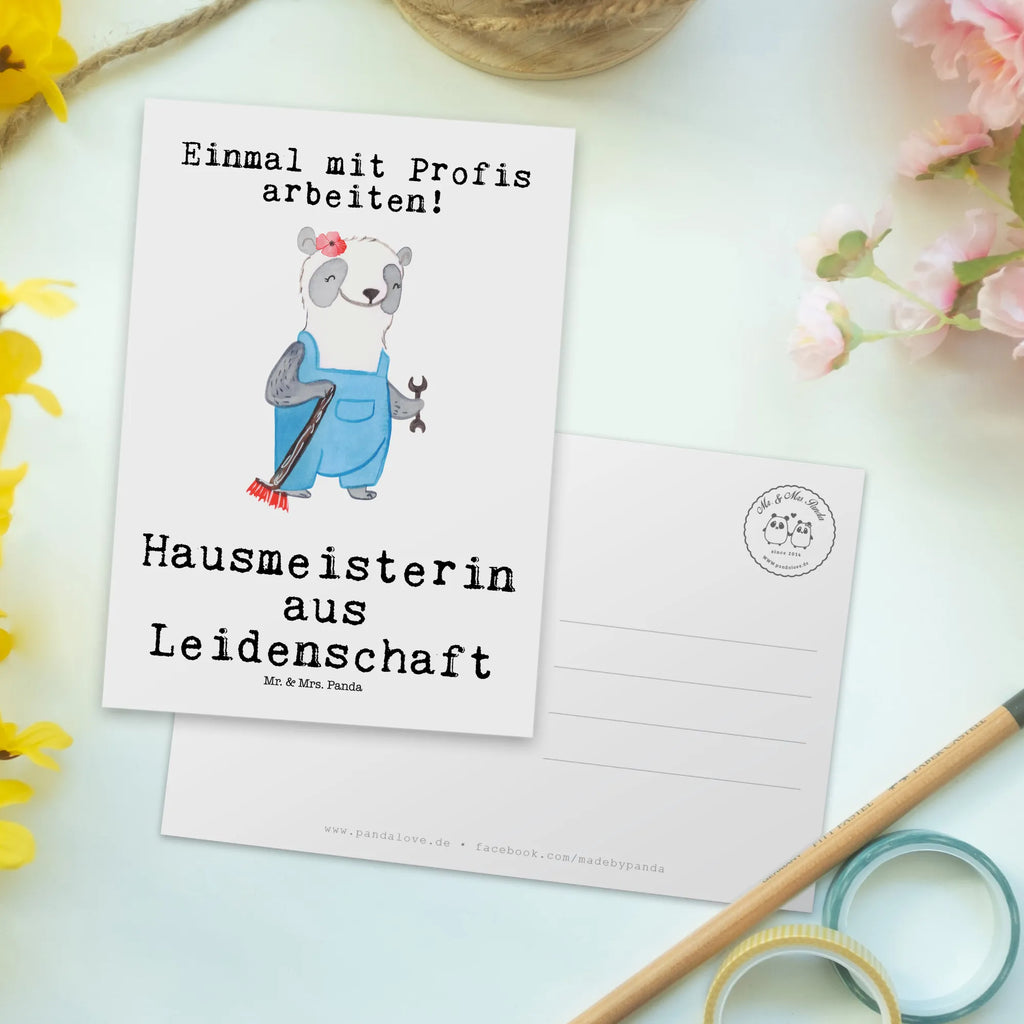 Postkarte Hausmeisterin aus Leidenschaft Postkarte, Karte, Geschenkkarte, Grußkarte, Einladung, Ansichtskarte, Geburtstagskarte, Einladungskarte, Dankeskarte, Ansichtskarten, Einladung Geburtstag, Einladungskarten Geburtstag, Beruf, Ausbildung, Jubiläum, Abschied, Rente, Kollege, Kollegin, Geschenk, Schenken, Arbeitskollege, Mitarbeiter, Firma, Danke, Dankeschön, Hausmeisterin, Concierge, Hausverwalterin, Facility Manager