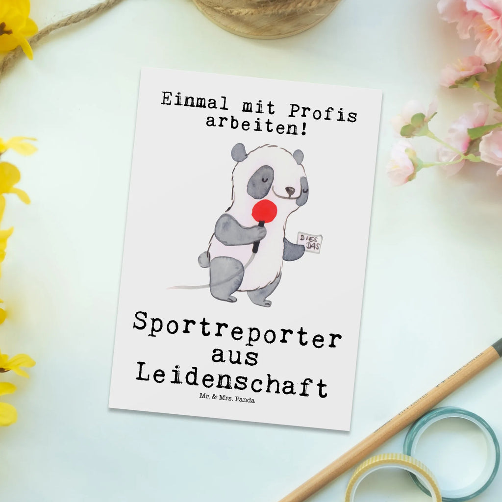 Postkarte Sportreporter aus Leidenschaft Postkarte, Karte, Geschenkkarte, Grußkarte, Einladung, Ansichtskarte, Geburtstagskarte, Einladungskarte, Dankeskarte, Ansichtskarten, Einladung Geburtstag, Einladungskarten Geburtstag, Beruf, Ausbildung, Jubiläum, Abschied, Rente, Kollege, Kollegin, Geschenk, Schenken, Arbeitskollege, Mitarbeiter, Firma, Danke, Dankeschön