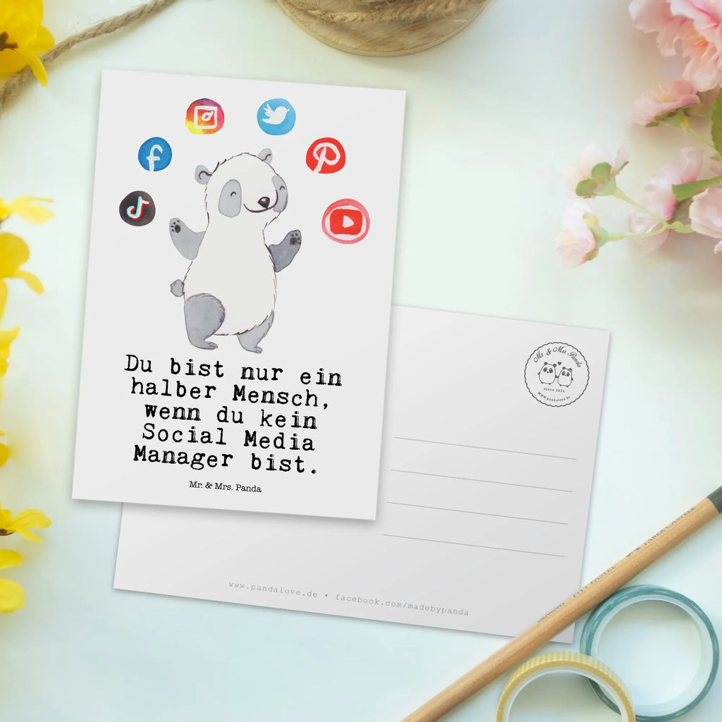 Postkarte Social Media Manager mit Herz Postkarte, Karte, Geschenkkarte, Grußkarte, Einladung, Ansichtskarte, Geburtstagskarte, Einladungskarte, Dankeskarte, Ansichtskarten, Einladung Geburtstag, Einladungskarten Geburtstag, Beruf, Ausbildung, Jubiläum, Abschied, Rente, Kollege, Kollegin, Geschenk, Schenken, Arbeitskollege, Mitarbeiter, Firma, Danke, Dankeschön