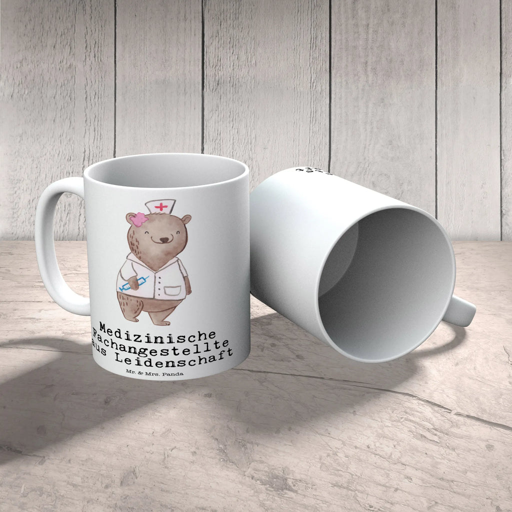 Tasse Medizinische Fachangestellte aus Leidenschaft Tasse, Kaffeetasse, Teetasse, Becher, Kaffeebecher, Teebecher, Keramiktasse, Porzellantasse, Büro Tasse, Geschenk Tasse, Tasse Sprüche, Tasse Motive, Kaffeetassen, Tasse bedrucken, Designer Tasse, Cappuccino Tassen, Schöne Teetassen, Beruf, Ausbildung, Jubiläum, Abschied, Rente, Kollege, Kollegin, Geschenk, Schenken, Arbeitskollege, Mitarbeiter, Firma, Danke, Dankeschön, Arzthelferin, Medizinische Fachangestellte, Sprechstundenhilfe