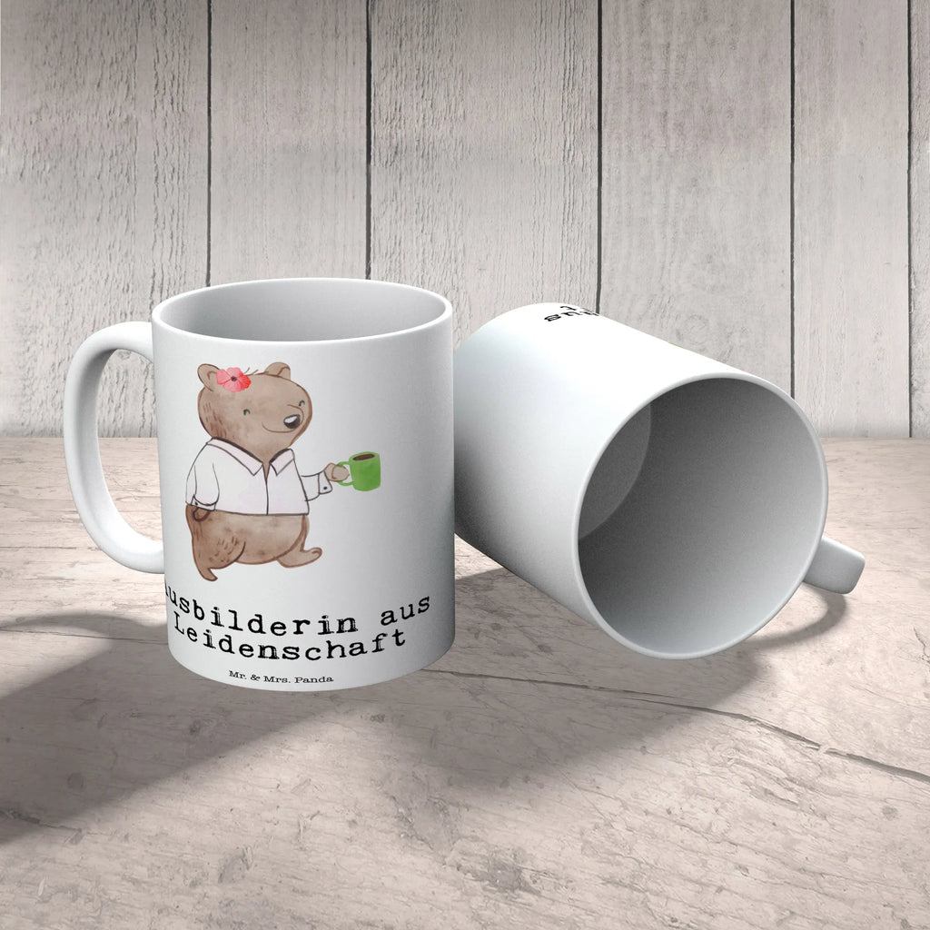 Tasse Ausbilderin aus Leidenschaft Tasse, Kaffeetasse, Teetasse, Becher, Kaffeebecher, Teebecher, Keramiktasse, Porzellantasse, Büro Tasse, Geschenk Tasse, Tasse Sprüche, Tasse Motive, Kaffeetassen, Tasse bedrucken, Designer Tasse, Cappuccino Tassen, Schöne Teetassen, Beruf, Ausbildung, Jubiläum, Abschied, Rente, Kollege, Kollegin, Geschenk, Schenken, Arbeitskollege, Mitarbeiter, Firma, Danke, Dankeschön, Ausbilderin, Tutorin, Ausbilderprüfung