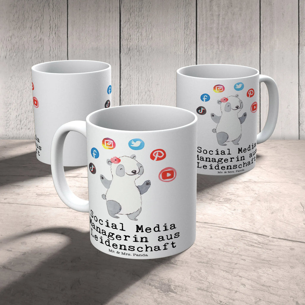 Tasse Social Media Managerin aus Leidenschaft Tasse, Kaffeetasse, Teetasse, Becher, Kaffeebecher, Teebecher, Keramiktasse, Porzellantasse, Büro Tasse, Geschenk Tasse, Tasse Sprüche, Tasse Motive, Kaffeetassen, Tasse bedrucken, Designer Tasse, Cappuccino Tassen, Schöne Teetassen, Beruf, Ausbildung, Jubiläum, Abschied, Rente, Kollege, Kollegin, Geschenk, Schenken, Arbeitskollege, Mitarbeiter, Firma, Danke, Dankeschön