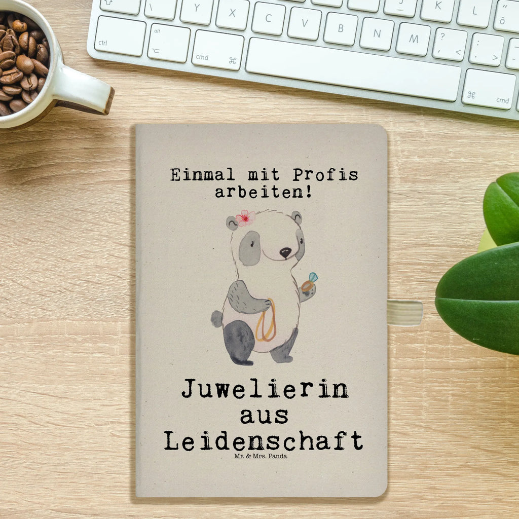 Baumwoll Notizbuch Juwelierin aus Leidenschaft Notizen, Eintragebuch, Tagebuch, Notizblock, Adressbuch, Journal, Kladde, Skizzenbuch, Notizheft, Schreibbuch, Schreibheft, Beruf, Ausbildung, Jubiläum, Abschied, Rente, Kollege, Kollegin, Geschenk, Schenken, Arbeitskollege, Mitarbeiter, Firma, Danke, Dankeschön, Juwelierin, Goldschmiedin, Schmuckwarenhändlerin, Schmuckgeschäft, Eröffnung