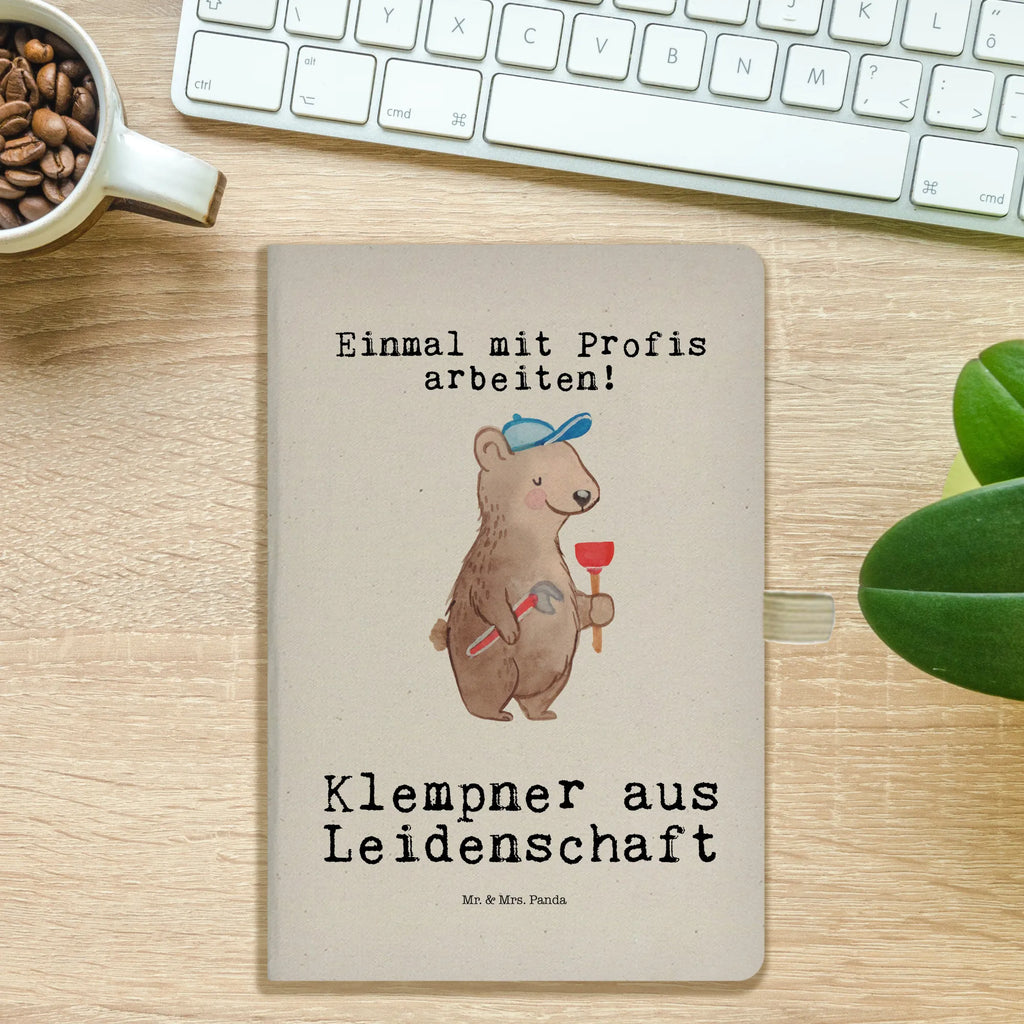 Baumwoll Notizbuch Klempner aus Leidenschaft Notizen, Eintragebuch, Tagebuch, Notizblock, Adressbuch, Journal, Kladde, Skizzenbuch, Notizheft, Schreibbuch, Schreibheft, Beruf, Ausbildung, Jubiläum, Abschied, Rente, Kollege, Kollegin, Geschenk, Schenken, Arbeitskollege, Mitarbeiter, Firma, Danke, Dankeschön, Klempner, Handwerker, Installateur, Meister, Gesellenprüfung, Fachbetrieb, Bauklempner, Sanitärinstallationen