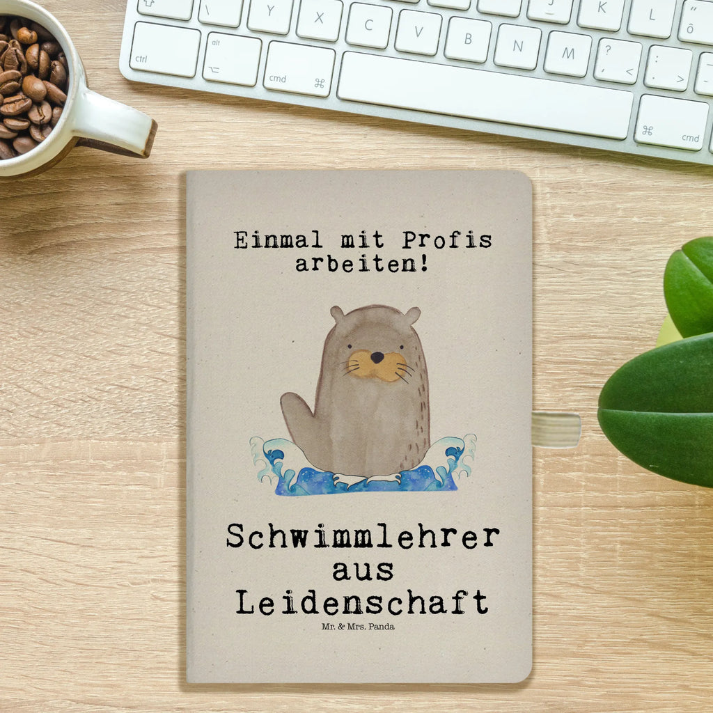 Baumwoll Notizbuch Schwimmlehrer aus Leidenschaft Notizen, Eintragebuch, Tagebuch, Notizblock, Adressbuch, Journal, Kladde, Skizzenbuch, Notizheft, Schreibbuch, Schreibheft, Beruf, Ausbildung, Jubiläum, Abschied, Rente, Kollege, Kollegin, Geschenk, Schenken, Arbeitskollege, Mitarbeiter, Firma, Danke, Dankeschön, Schwimmlehrer, Schwimmbad, Schwimmschule, Schwimmverein, Schwimmkurs