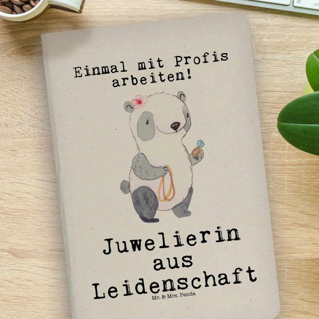 Baumwoll Notizbuch Juwelierin aus Leidenschaft Notizen, Eintragebuch, Tagebuch, Notizblock, Adressbuch, Journal, Kladde, Skizzenbuch, Notizheft, Schreibbuch, Schreibheft, Beruf, Ausbildung, Jubiläum, Abschied, Rente, Kollege, Kollegin, Geschenk, Schenken, Arbeitskollege, Mitarbeiter, Firma, Danke, Dankeschön, Juwelierin, Goldschmiedin, Schmuckwarenhändlerin, Schmuckgeschäft, Eröffnung