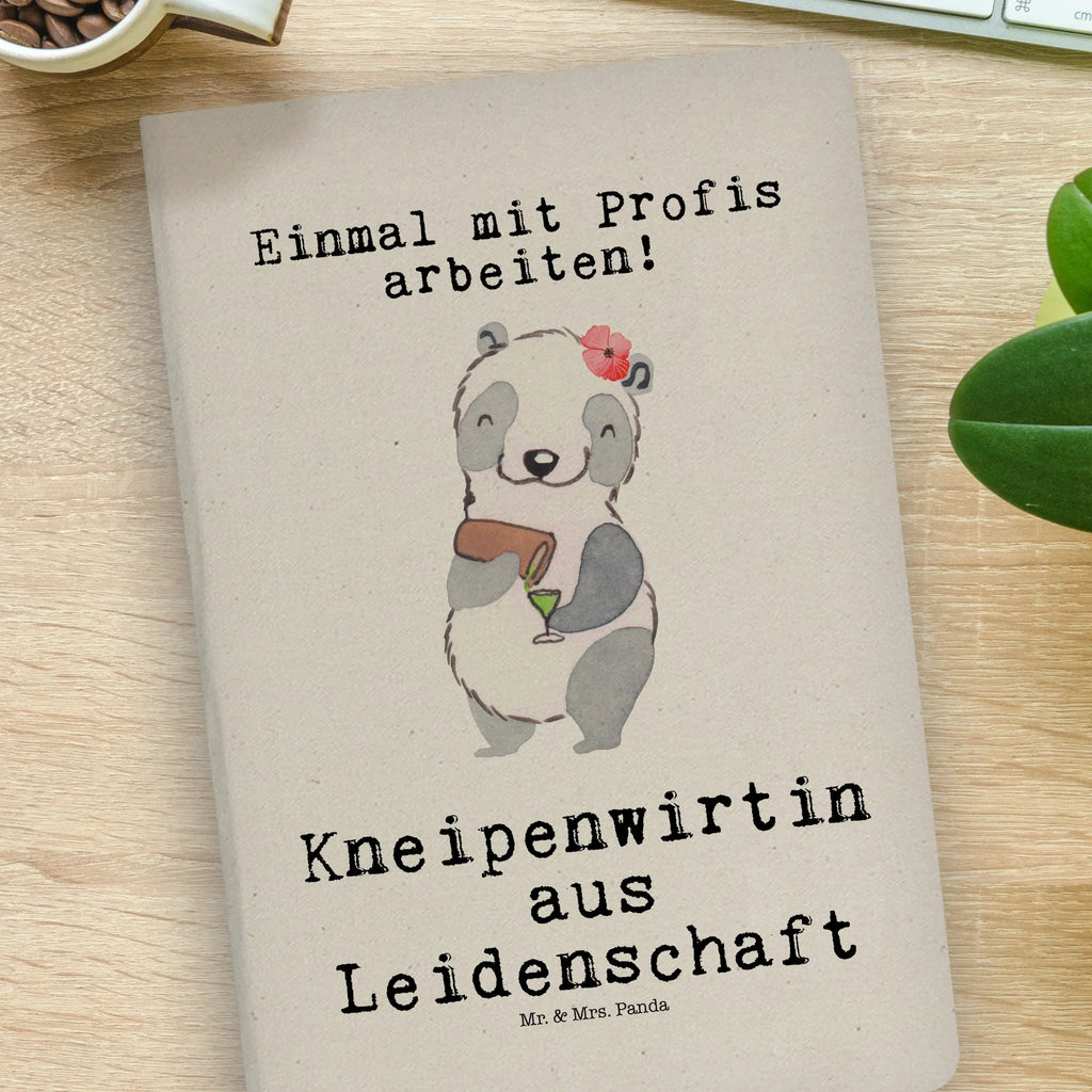 Baumwoll Notizbuch Kneipenwirtin aus Leidenschaft Notizen, Eintragebuch, Tagebuch, Notizblock, Adressbuch, Journal, Kladde, Skizzenbuch, Notizheft, Schreibbuch, Schreibheft, Beruf, Ausbildung, Jubiläum, Abschied, Rente, Kollege, Kollegin, Geschenk, Schenken, Arbeitskollege, Mitarbeiter, Firma, Danke, Dankeschön, Kneipenwirtin, Gastwirtin, Gaststätte, Kneipe, Eröffnung, Barkeeperin, Rum, Bar