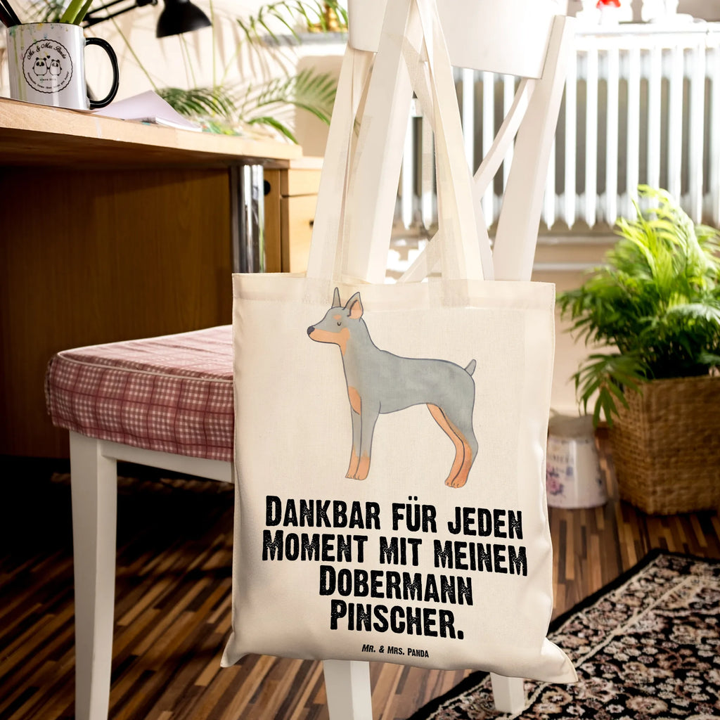 Tragetasche Dobermann Pinscher Moment Beuteltasche, Beutel, Einkaufstasche, Jutebeutel, Stoffbeutel, Tasche, Shopper, Umhängetasche, Strandtasche, Schultertasche, Stofftasche, Tragetasche, Badetasche, Jutetasche, Einkaufstüte, Laptoptasche, Hund, Hunderasse, Rassehund, Hundebesitzer, Geschenk, Tierfreund, Schenken, Welpe, Dobermann Pinscher