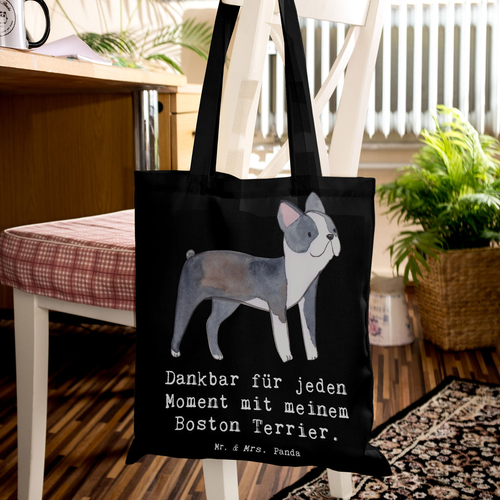 Tragetasche Boston Terrier Moment Beuteltasche, Beutel, Einkaufstasche, Jutebeutel, Stoffbeutel, Tasche, Shopper, Umhängetasche, Strandtasche, Schultertasche, Stofftasche, Tragetasche, Badetasche, Jutetasche, Einkaufstüte, Laptoptasche, Hund, Hunderasse, Rassehund, Hundebesitzer, Geschenk, Tierfreund, Schenken, Welpe, Boston Terrier