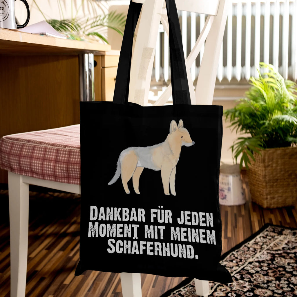 Tragetasche Schäferhund Moment Beuteltasche, Beutel, Einkaufstasche, Jutebeutel, Stoffbeutel, Tasche, Shopper, Umhängetasche, Strandtasche, Schultertasche, Stofftasche, Tragetasche, Badetasche, Jutetasche, Einkaufstüte, Laptoptasche, Hund, Hunderasse, Rassehund, Hundebesitzer, Geschenk, Tierfreund, Schenken, Welpe, Schäferhund, Deutscher Schäferhund