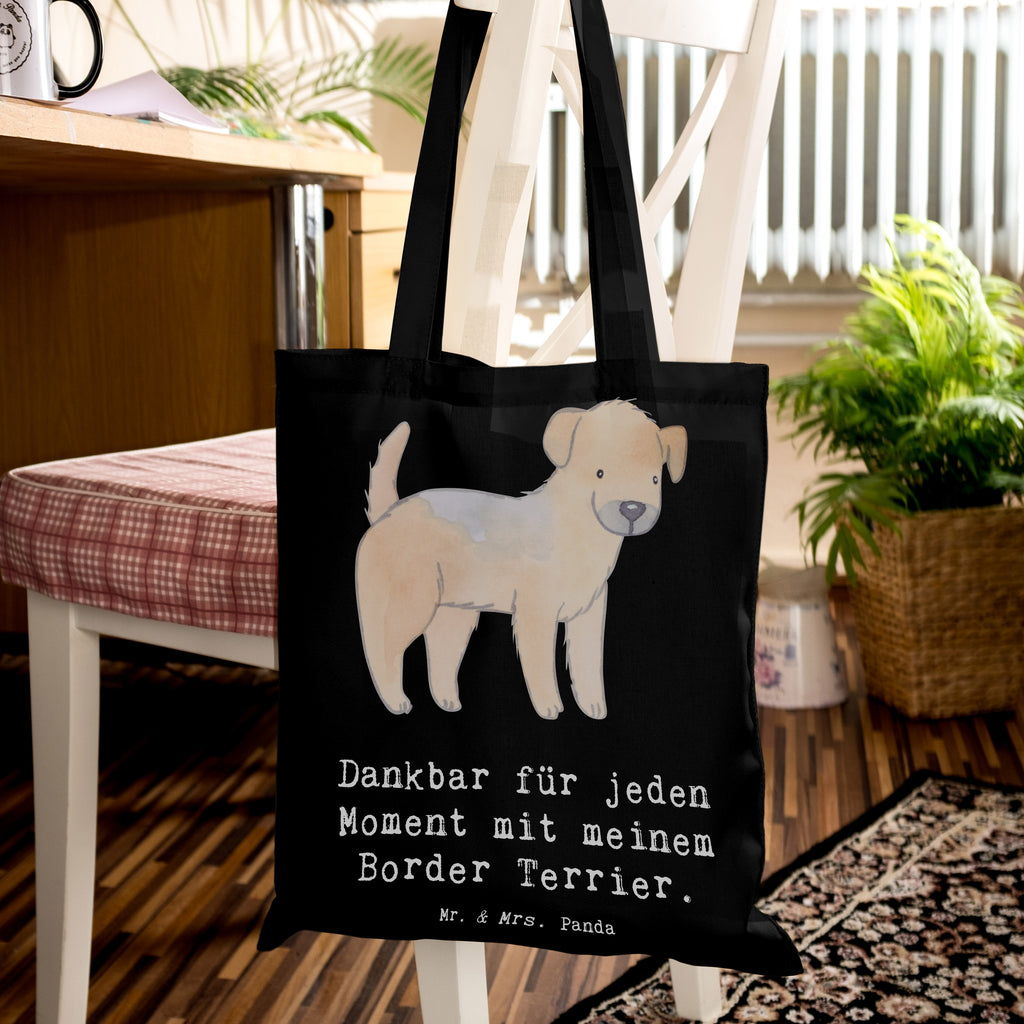 Tragetasche Border Terrier Moment Beuteltasche, Beutel, Einkaufstasche, Jutebeutel, Stoffbeutel, Tasche, Shopper, Umhängetasche, Strandtasche, Schultertasche, Stofftasche, Tragetasche, Badetasche, Jutetasche, Einkaufstüte, Laptoptasche, Hund, Hunderasse, Rassehund, Hundebesitzer, Geschenk, Tierfreund, Schenken, Welpe, Border Terrier