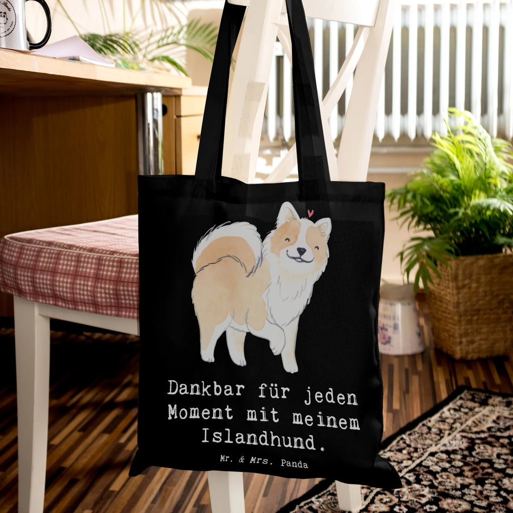 Tragetasche Islandhund Moment Beuteltasche, Beutel, Einkaufstasche, Jutebeutel, Stoffbeutel, Tasche, Shopper, Umhängetasche, Strandtasche, Schultertasche, Stofftasche, Tragetasche, Badetasche, Jutetasche, Einkaufstüte, Laptoptasche, Hund, Hunderasse, Rassehund, Hundebesitzer, Geschenk, Tierfreund, Schenken, Welpe, Islandhund, isländischer Schäferhund