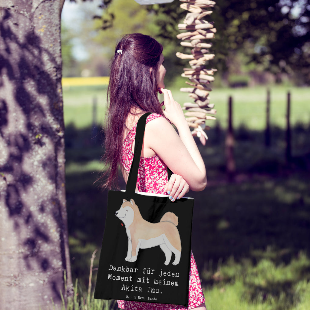 Tragetasche Akita Inu Moment Beuteltasche, Beutel, Einkaufstasche, Jutebeutel, Stoffbeutel, Tasche, Shopper, Umhängetasche, Strandtasche, Schultertasche, Stofftasche, Tragetasche, Badetasche, Jutetasche, Einkaufstüte, Laptoptasche, Hund, Hunderasse, Rassehund, Hundebesitzer, Geschenk, Tierfreund, Schenken, Welpe, Akita Ken, Japanischer Akita, Akita-Inu, Akita Inu