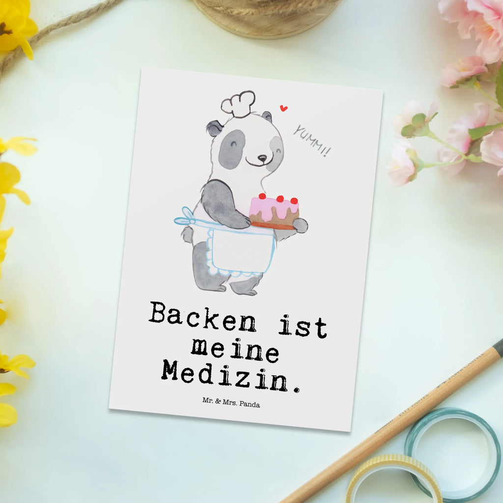 Postkarte Panda Backen Postkarte, Karte, Geschenkkarte, Grußkarte, Einladung, Ansichtskarte, Geburtstagskarte, Einladungskarte, Dankeskarte, Ansichtskarten, Einladung Geburtstag, Einladungskarten Geburtstag, Geschenk, Sport, Sportart, Hobby, Schenken, Danke, Dankeschön, Auszeichnung, Gewinn, Sportler, backen, Hobbybäcker, Kuchen backen