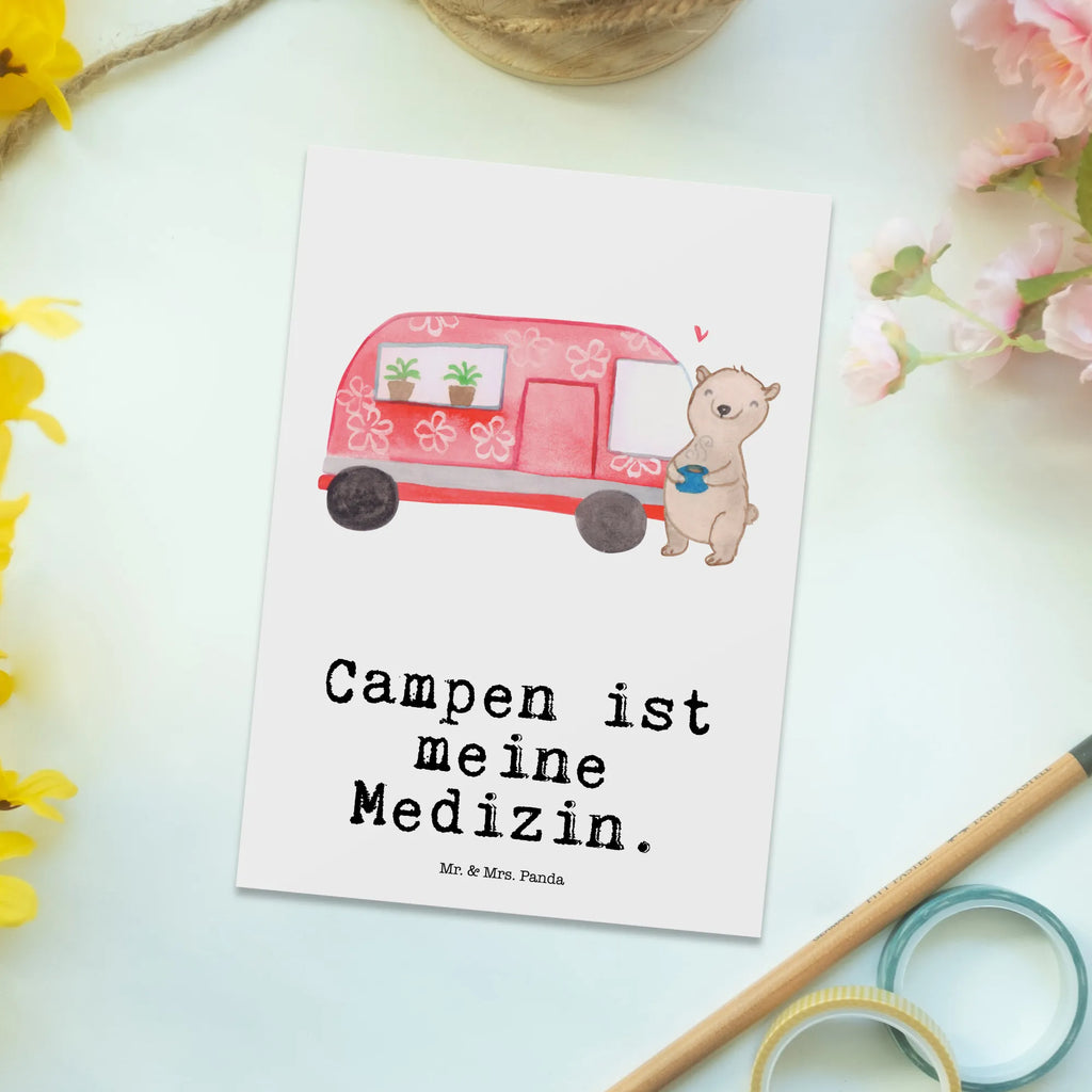 Postkarte Bär Camper Postkarte, Karte, Geschenkkarte, Grußkarte, Einladung, Ansichtskarte, Geburtstagskarte, Einladungskarte, Dankeskarte, Ansichtskarten, Einladung Geburtstag, Einladungskarten Geburtstag, Geschenk, Sport, Sportart, Hobby, Schenken, Danke, Dankeschön, Auszeichnung, Gewinn, Sportler, Camper, Campen, Zelten, Campingplatz, Wohnmobil, Roadtrip, Urlaub