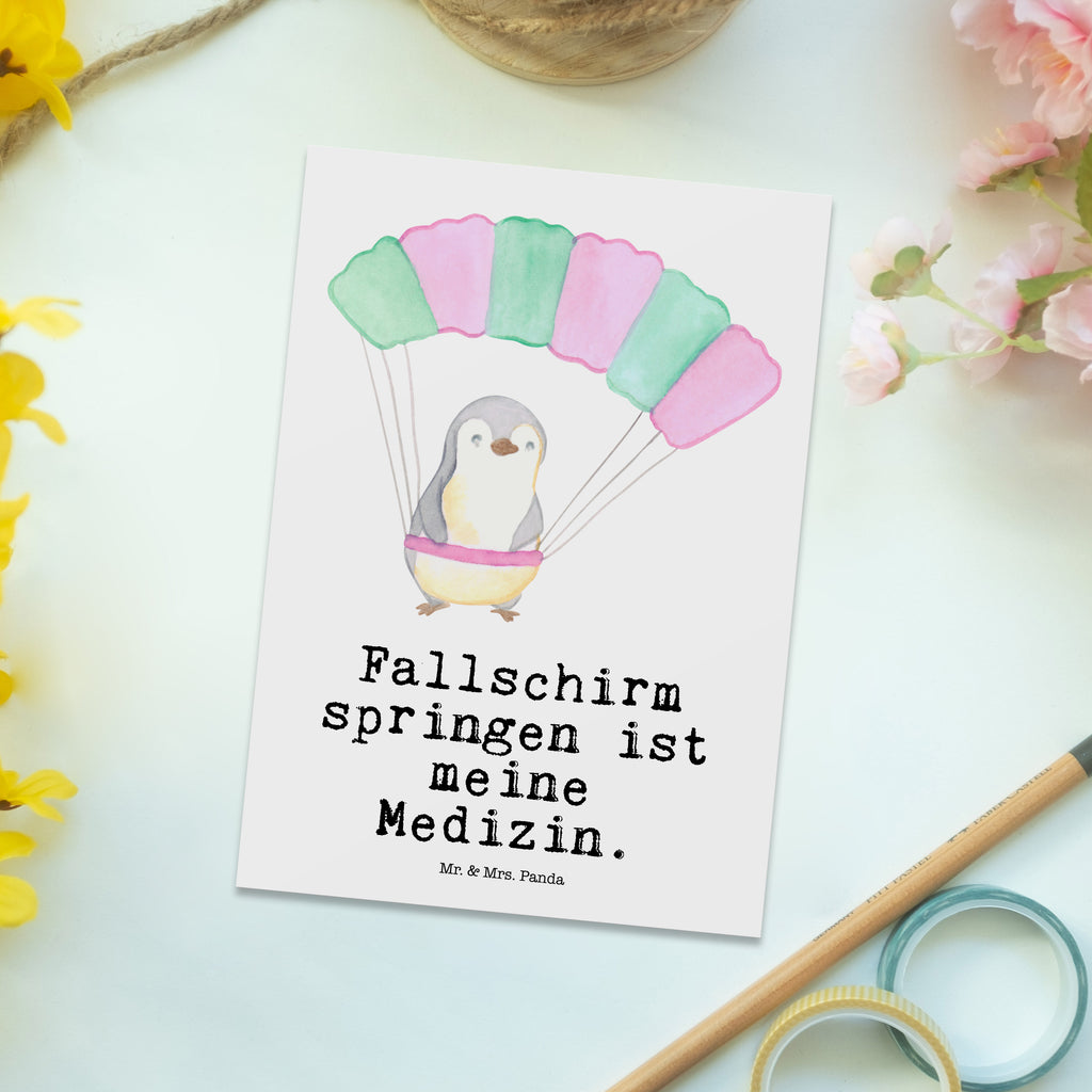 Postkarte Pinguin Fallschirm springen Medizin Postkarte, Karte, Geschenkkarte, Grußkarte, Einladung, Ansichtskarte, Geburtstagskarte, Einladungskarte, Dankeskarte, Ansichtskarten, Einladung Geburtstag, Einladungskarten Geburtstag, Geschenk, Sport, Sportart, Hobby, Schenken, Danke, Dankeschön, Auszeichnung, Gewinn, Sportler, Fallschirmspringen, Skydive, Fallschirmsprung, Tandemsprung, Fallschirmflug, Freifall, Erlebnisgeschenk, Adrenalinkick, Extreme Sport, Luftakrobatik, Adrenalinrausch, Parachute Jumping