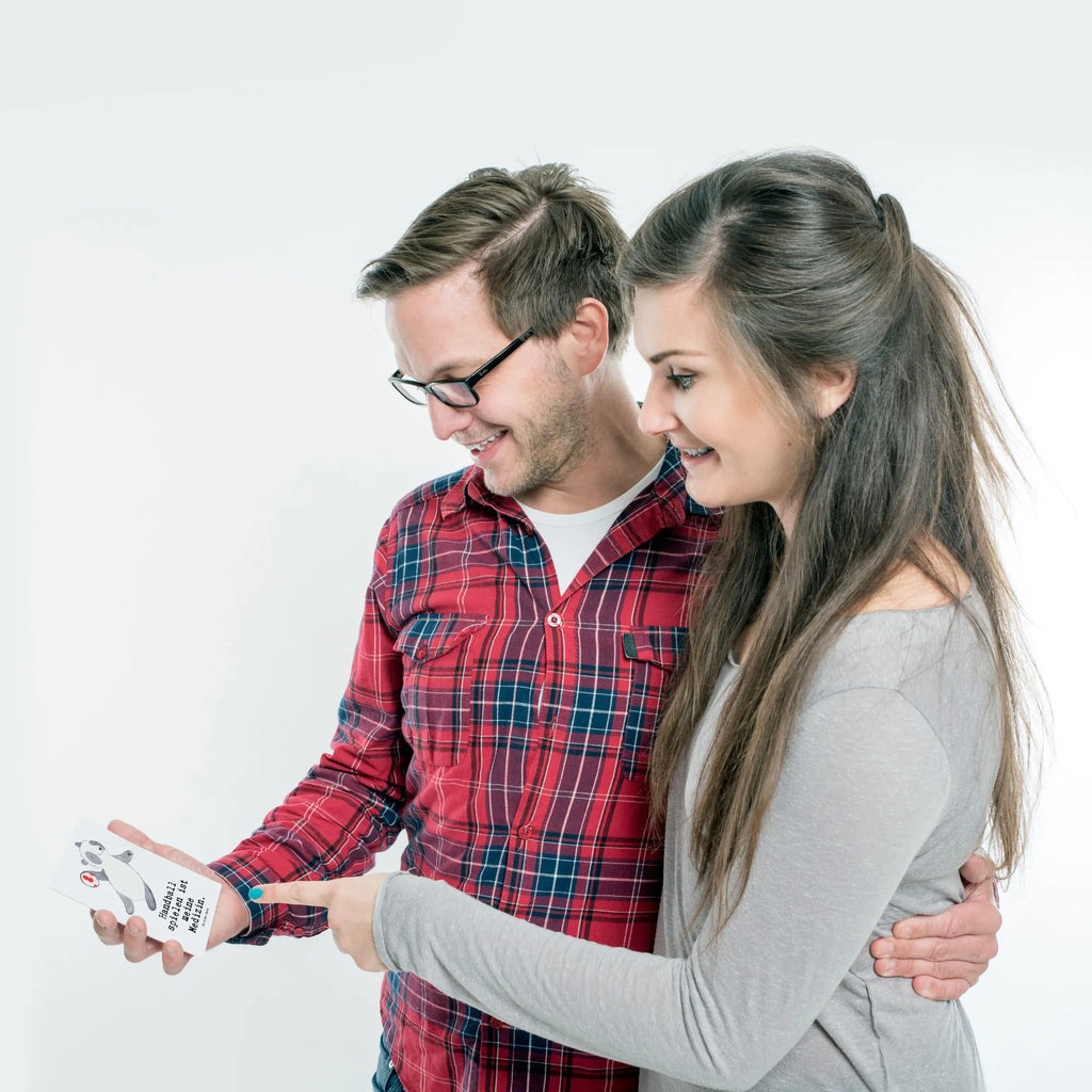 Postkarte Panda Handball spielen Postkarte, Karte, Geschenkkarte, Grußkarte, Einladung, Ansichtskarte, Geburtstagskarte, Einladungskarte, Dankeskarte, Ansichtskarten, Einladung Geburtstag, Einladungskarten Geburtstag, Geschenk, Sport, Sportart, Hobby, Schenken, Danke, Dankeschön, Auszeichnung, Gewinn, Sportler, Handball spielen, Handball Turnier, Handball Club, Handball Verein