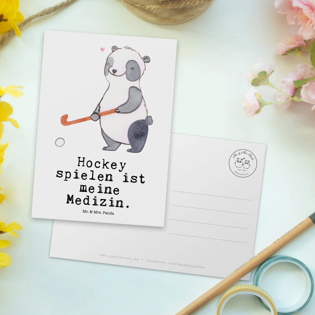 Postkarte Panda Hockey spielen Postkarte, Karte, Geschenkkarte, Grußkarte, Einladung, Ansichtskarte, Geburtstagskarte, Einladungskarte, Dankeskarte, Ansichtskarten, Einladung Geburtstag, Einladungskarten Geburtstag, Geschenk, Sport, Sportart, Hobby, Schenken, Danke, Dankeschön, Auszeichnung, Gewinn, Sportler, Hockey spielen, Feldhockey, Hockeyschläger, Hockey Verein