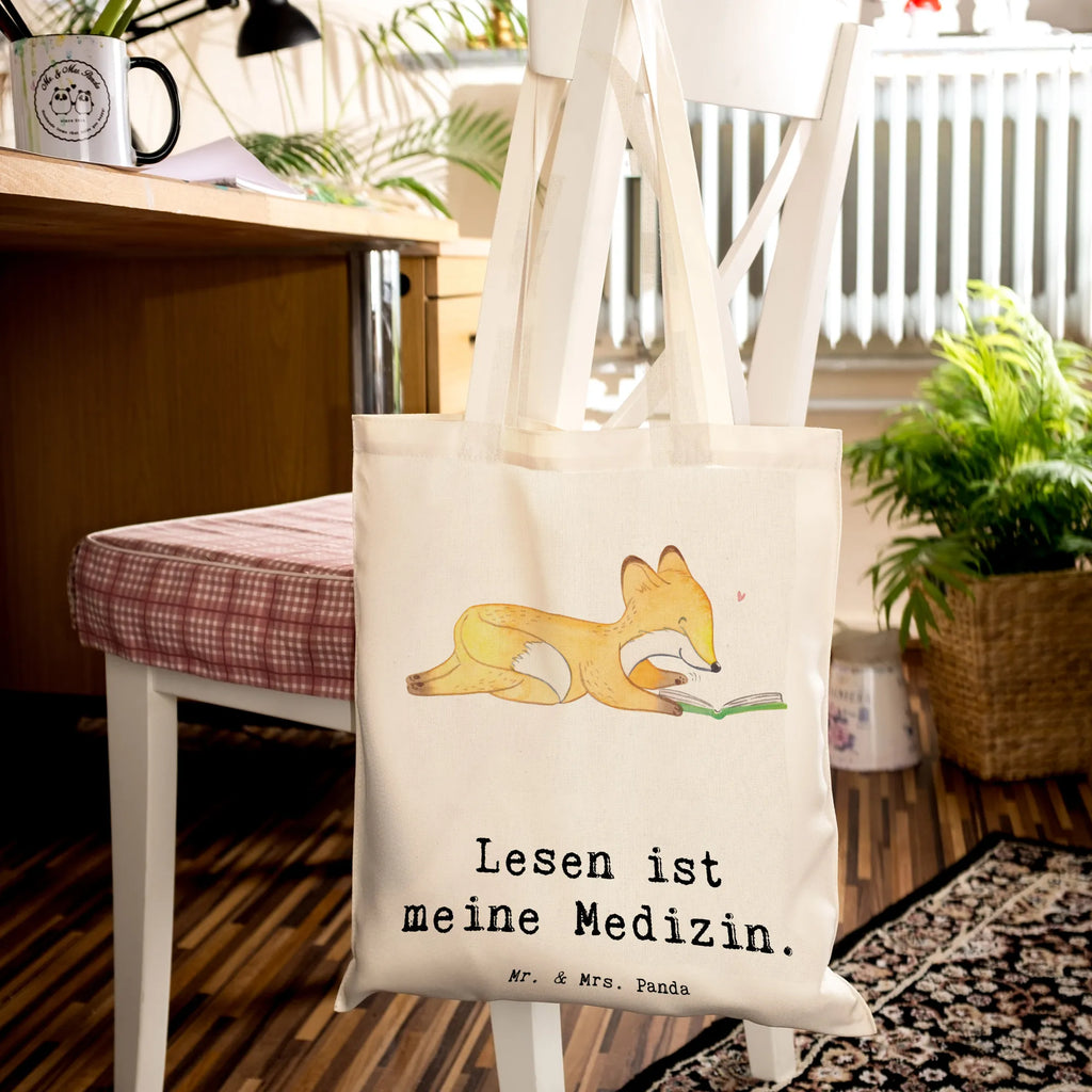 Tragetasche Fuchs Lesen Beuteltasche, Beutel, Einkaufstasche, Jutebeutel, Stoffbeutel, Tasche, Shopper, Umhängetasche, Strandtasche, Schultertasche, Stofftasche, Tragetasche, Badetasche, Jutetasche, Einkaufstüte, Laptoptasche, Geschenk, Sport, Sportart, Hobby, Schenken, Danke, Dankeschön, Auszeichnung, Gewinn, Sportler, lesen, Bücher lesen, Bücherwurm