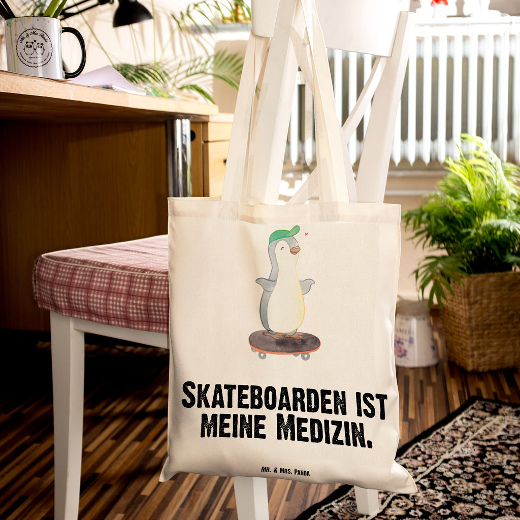 Tragetasche Pinguin Skateboarden Beuteltasche, Beutel, Einkaufstasche, Jutebeutel, Stoffbeutel, Tasche, Shopper, Umhängetasche, Strandtasche, Schultertasche, Stofftasche, Tragetasche, Badetasche, Jutetasche, Einkaufstüte, Laptoptasche, Geschenk, Sport, Sportart, Hobby, Schenken, Danke, Dankeschön, Auszeichnung, Gewinn, Sportler, Skateboarden, Skateboard fahren, Skaten, Skateboard, Skateplatz