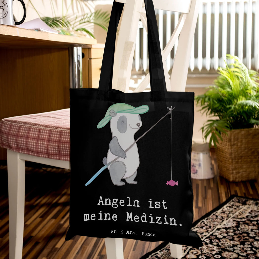 Tragetasche Panda Angeln Beuteltasche, Beutel, Einkaufstasche, Jutebeutel, Stoffbeutel, Tasche, Shopper, Umhängetasche, Strandtasche, Schultertasche, Stofftasche, Tragetasche, Badetasche, Jutetasche, Einkaufstüte, Laptoptasche, Geschenk, Sport, Sportart, Hobby, Schenken, Danke, Dankeschön, Auszeichnung, Gewinn, Sportler, angeln, Angelsport, Angelverein, Angler, angeln gehen, Hobbyangler