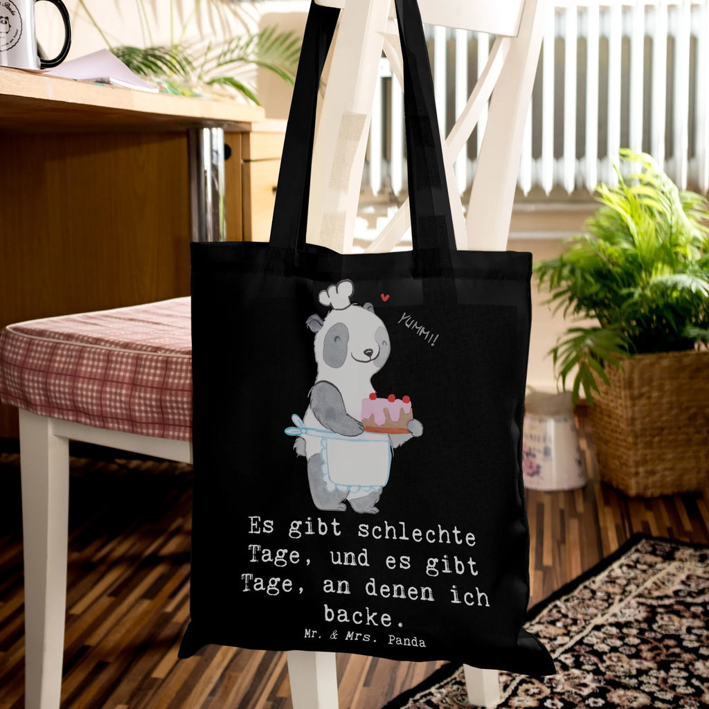 Tragetasche Panda Backen Beuteltasche, Beutel, Einkaufstasche, Jutebeutel, Stoffbeutel, Tasche, Shopper, Umhängetasche, Strandtasche, Schultertasche, Stofftasche, Tragetasche, Badetasche, Jutetasche, Einkaufstüte, Laptoptasche, Geschenk, Sport, Sportart, Hobby, Schenken, Danke, Dankeschön, Auszeichnung, Gewinn, Sportler, backen, Hobbybäcker, Kuchen backen