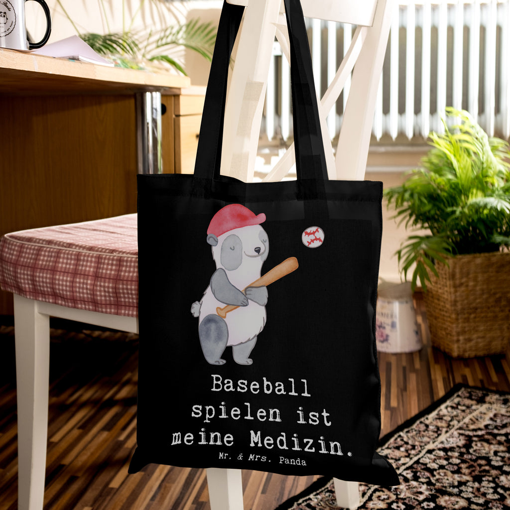 Tragetasche Panda Baseball spielen Beuteltasche, Beutel, Einkaufstasche, Jutebeutel, Stoffbeutel, Tasche, Shopper, Umhängetasche, Strandtasche, Schultertasche, Stofftasche, Tragetasche, Badetasche, Jutetasche, Einkaufstüte, Laptoptasche, Geschenk, Sport, Sportart, Hobby, Schenken, Danke, Dankeschön, Auszeichnung, Gewinn, Sportler, Baseball spielen, Baseball Spielen, Baseball Match, Ballsport, Baseballplatz, Baseballverein