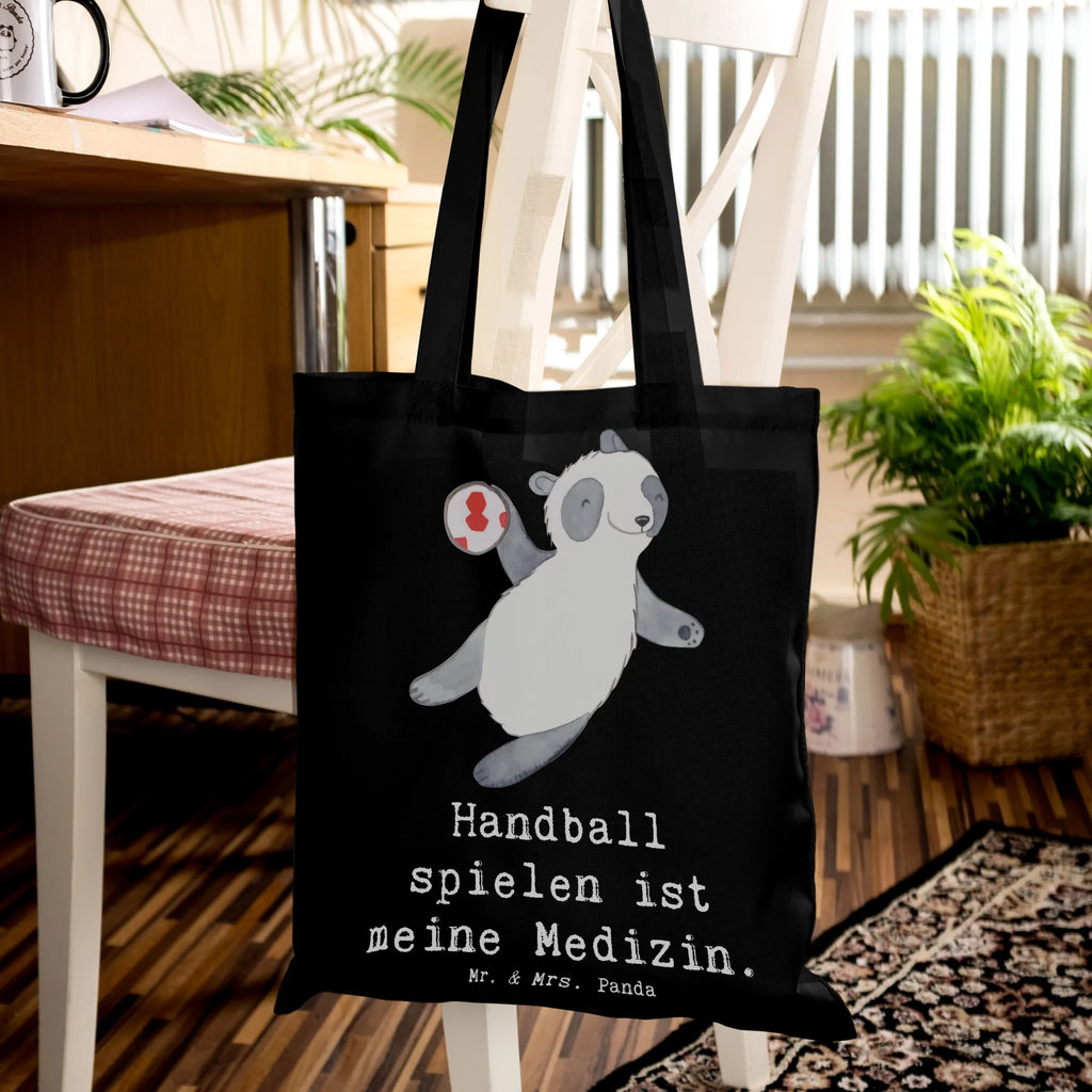 Tragetasche Panda Handball spielen Beuteltasche, Beutel, Einkaufstasche, Jutebeutel, Stoffbeutel, Tasche, Shopper, Umhängetasche, Strandtasche, Schultertasche, Stofftasche, Tragetasche, Badetasche, Jutetasche, Einkaufstüte, Laptoptasche, Geschenk, Sport, Sportart, Hobby, Schenken, Danke, Dankeschön, Auszeichnung, Gewinn, Sportler, Handball spielen, Handball Turnier, Handball Club, Handball Verein