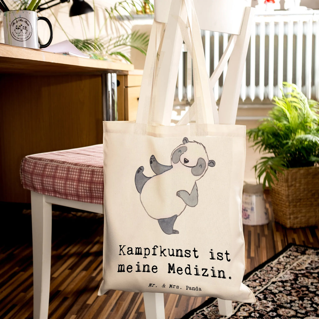 Tragetasche Panda Kampfkunst Beuteltasche, Beutel, Einkaufstasche, Jutebeutel, Stoffbeutel, Tasche, Shopper, Umhängetasche, Strandtasche, Schultertasche, Stofftasche, Tragetasche, Badetasche, Jutetasche, Einkaufstüte, Laptoptasche, Geschenk, Sport, Sportart, Hobby, Schenken, Danke, Dankeschön, Auszeichnung, Gewinn, Sportler, Kampfkunst, Kampfsportarten, Selbstverteidigung