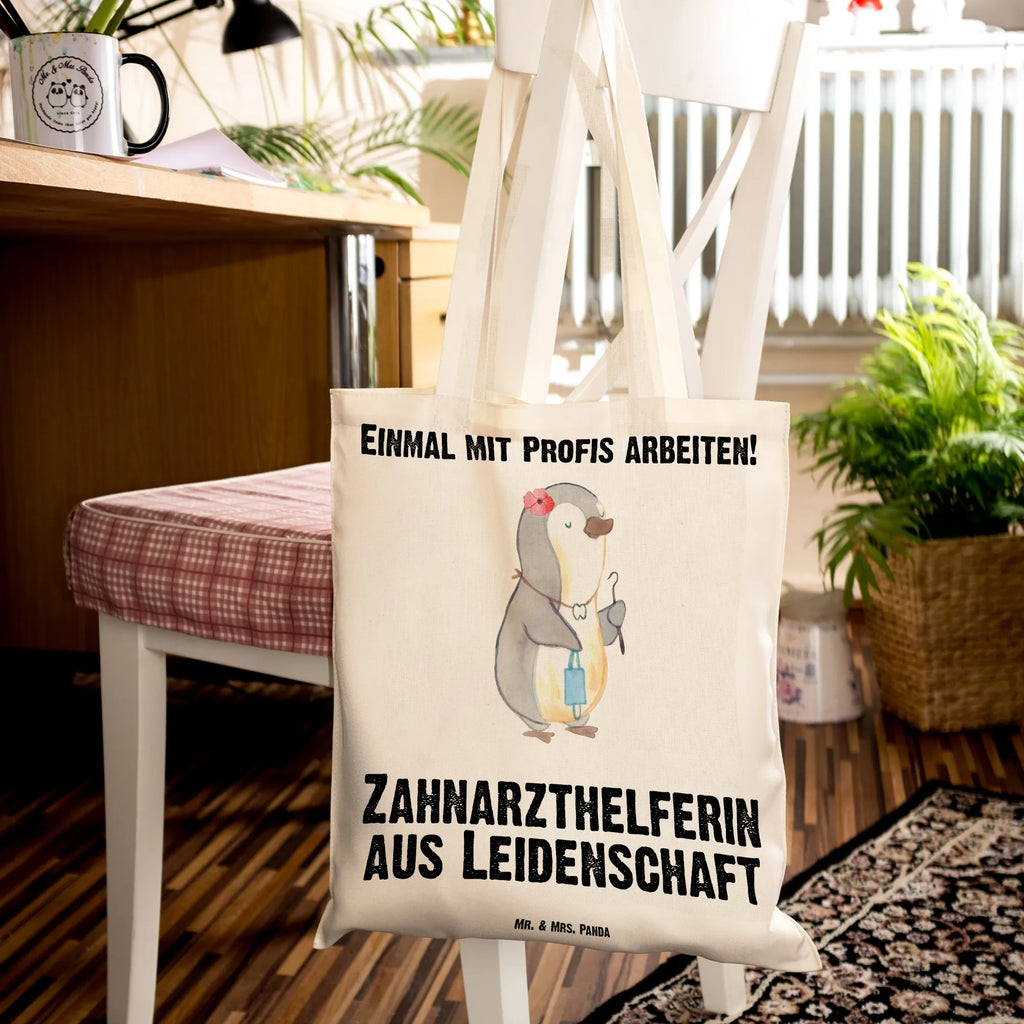 Tragetasche Zahnarzthelferin aus Leidenschaft Beuteltasche, Beutel, Einkaufstasche, Jutebeutel, Stoffbeutel, Tasche, Shopper, Umhängetasche, Strandtasche, Schultertasche, Stofftasche, Tragetasche, Badetasche, Jutetasche, Einkaufstüte, Laptoptasche, Beruf, Ausbildung, Jubiläum, Abschied, Rente, Kollege, Kollegin, Geschenk, Schenken, Arbeitskollege, Mitarbeiter, Firma, Danke, Dankeschön