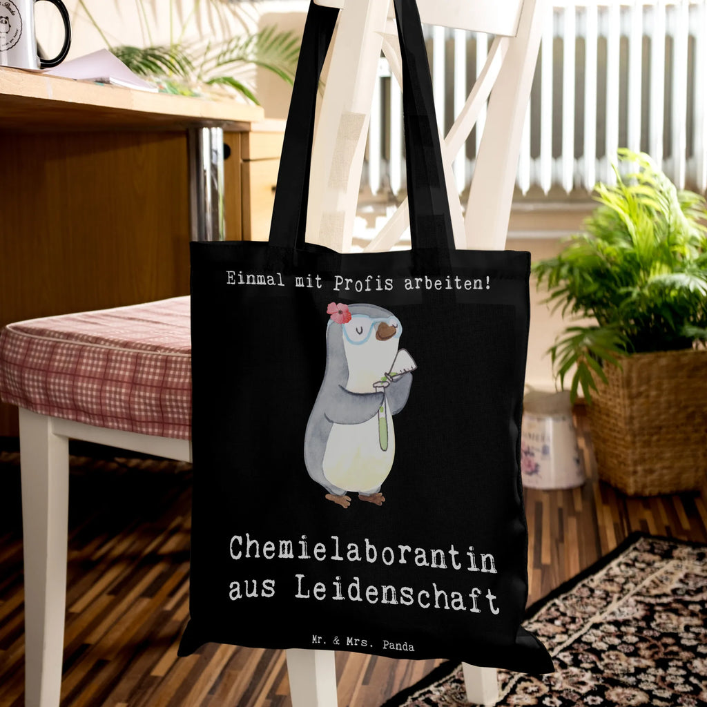 Tragetasche Chemielaborantin aus Leidenschaft Beuteltasche, Beutel, Einkaufstasche, Jutebeutel, Stoffbeutel, Tasche, Shopper, Umhängetasche, Strandtasche, Schultertasche, Stofftasche, Tragetasche, Badetasche, Jutetasche, Einkaufstüte, Laptoptasche, Beruf, Ausbildung, Jubiläum, Abschied, Rente, Kollege, Kollegin, Geschenk, Schenken, Arbeitskollege, Mitarbeiter, Firma, Danke, Dankeschön, Chemikerin, Chemielaborantin, Naturwissenschaftlerin, Labor, Studium, Forschung, Wissenschaftlerin