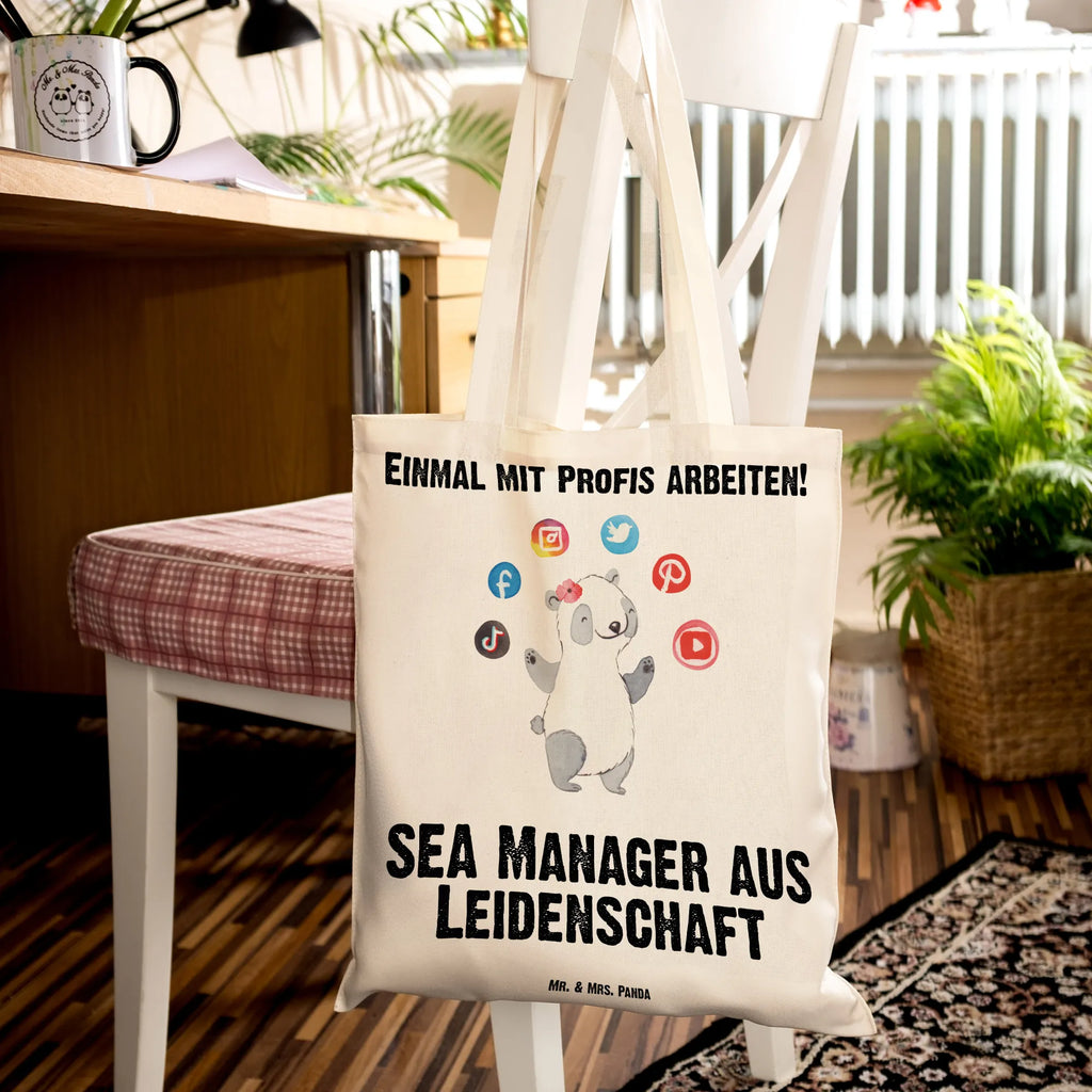 Tragetasche SEA Manager aus Leidenschaft Beuteltasche, Beutel, Einkaufstasche, Jutebeutel, Stoffbeutel, Tasche, Shopper, Umhängetasche, Strandtasche, Schultertasche, Stofftasche, Tragetasche, Badetasche, Jutetasche, Einkaufstüte, Laptoptasche, Beruf, Ausbildung, Jubiläum, Abschied, Rente, Kollege, Kollegin, Geschenk, Schenken, Arbeitskollege, Mitarbeiter, Firma, Danke, Dankeschön, SEA Manager, Suchmaschinenwerbung, Suchmaschinenmarketing